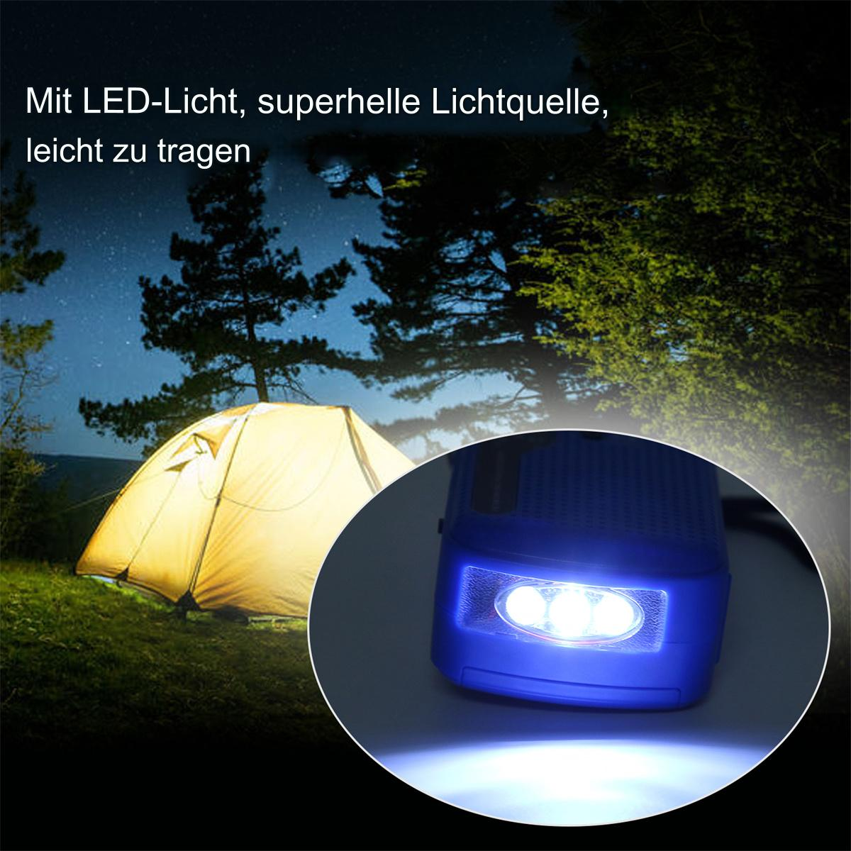 Eine blaue Taschenlampe leuchtet auf ein Zelt in der Nacht. Bäume im Hintergrund.