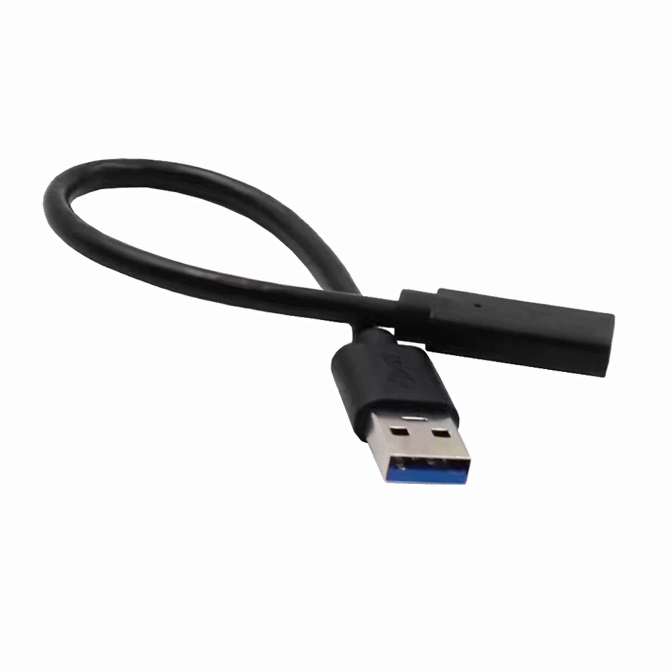 Schwarzes USB-Verlängerungskabel auf weißem Hintergrund.