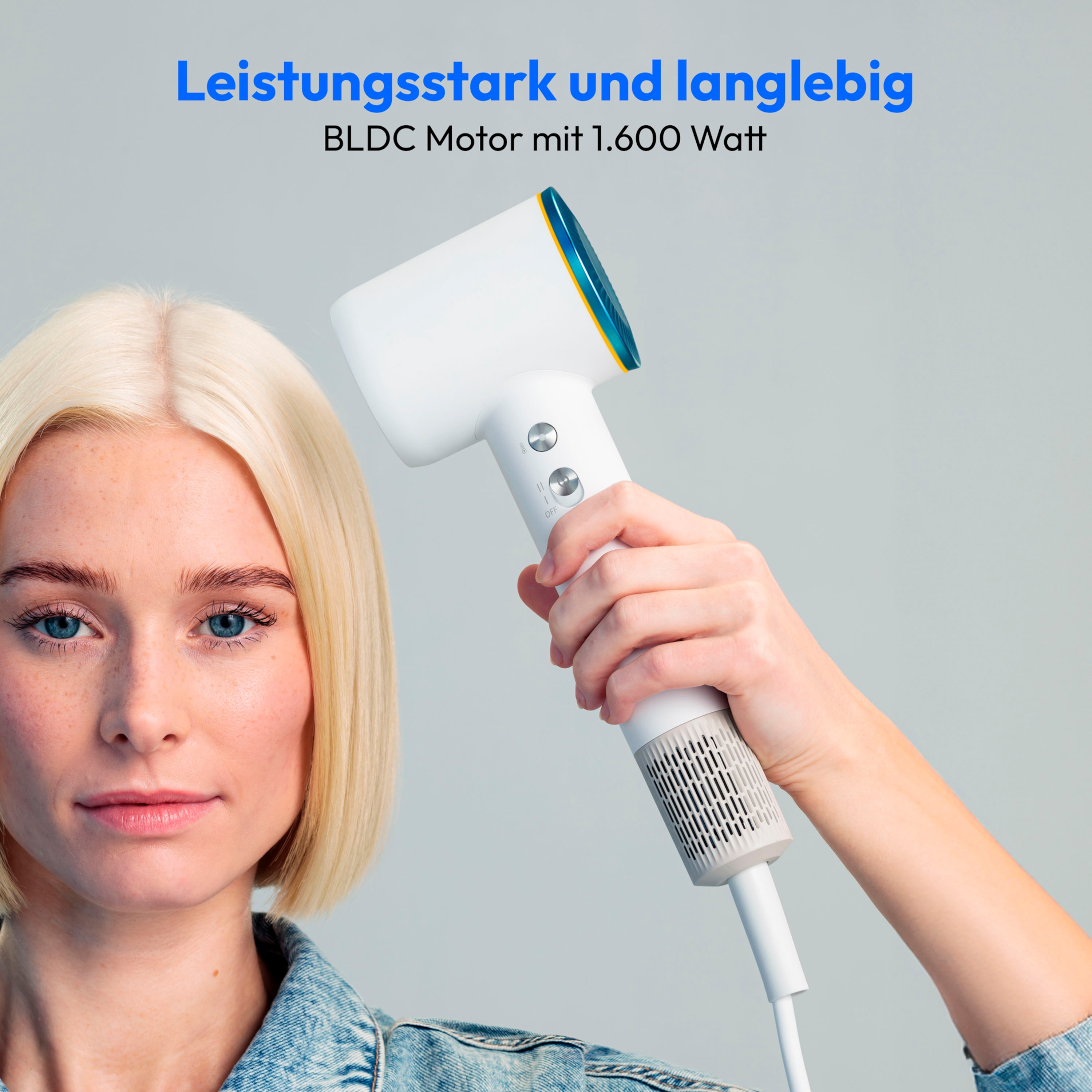 Blondynka trzymająca biało-niebieską suszarkę do włosów, tekst powyżej mówi: