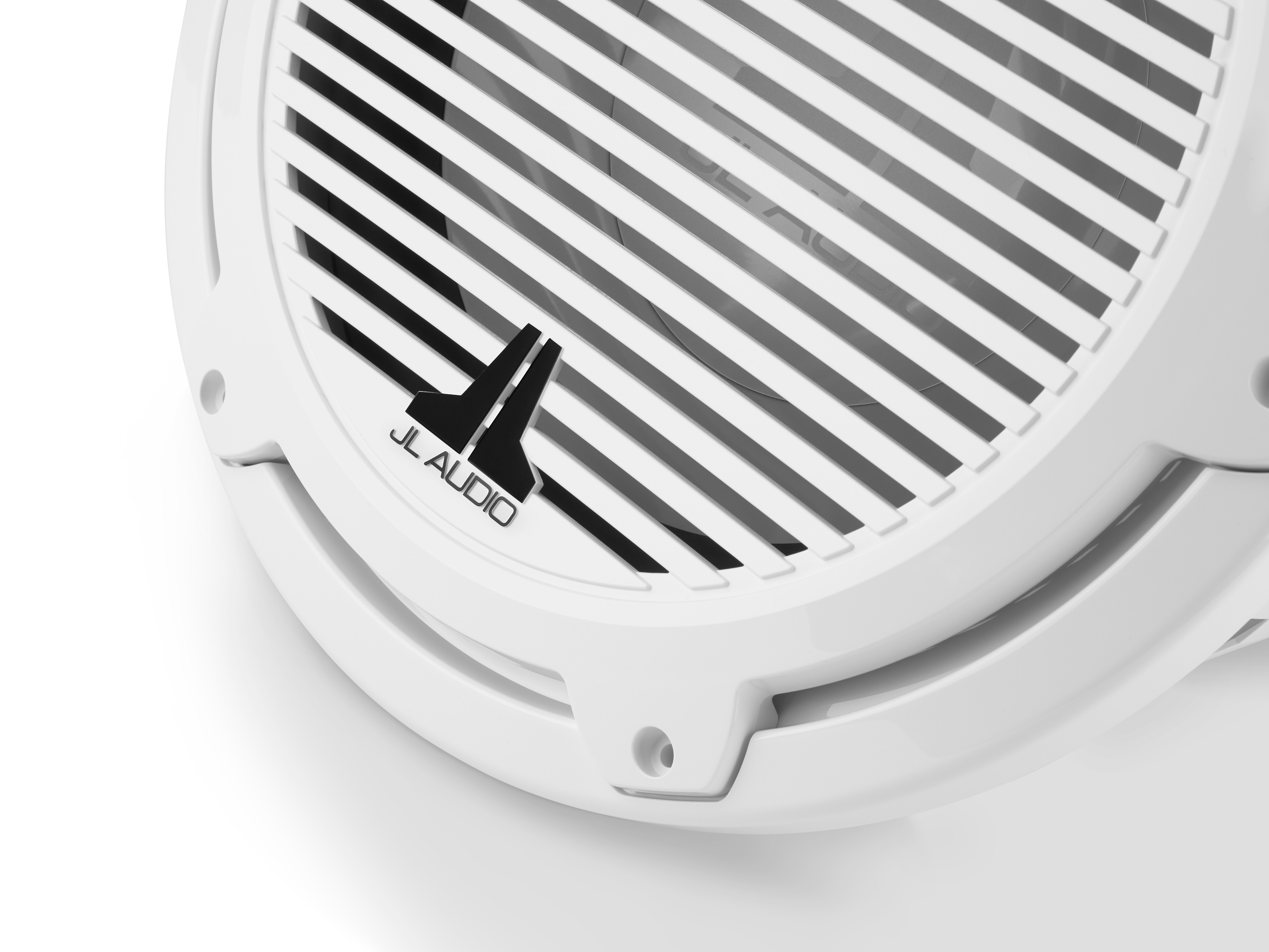 Weißer Lautsprechergrill mit horizontalen Linien. Schwarzes Logo: JL AUDIO.
