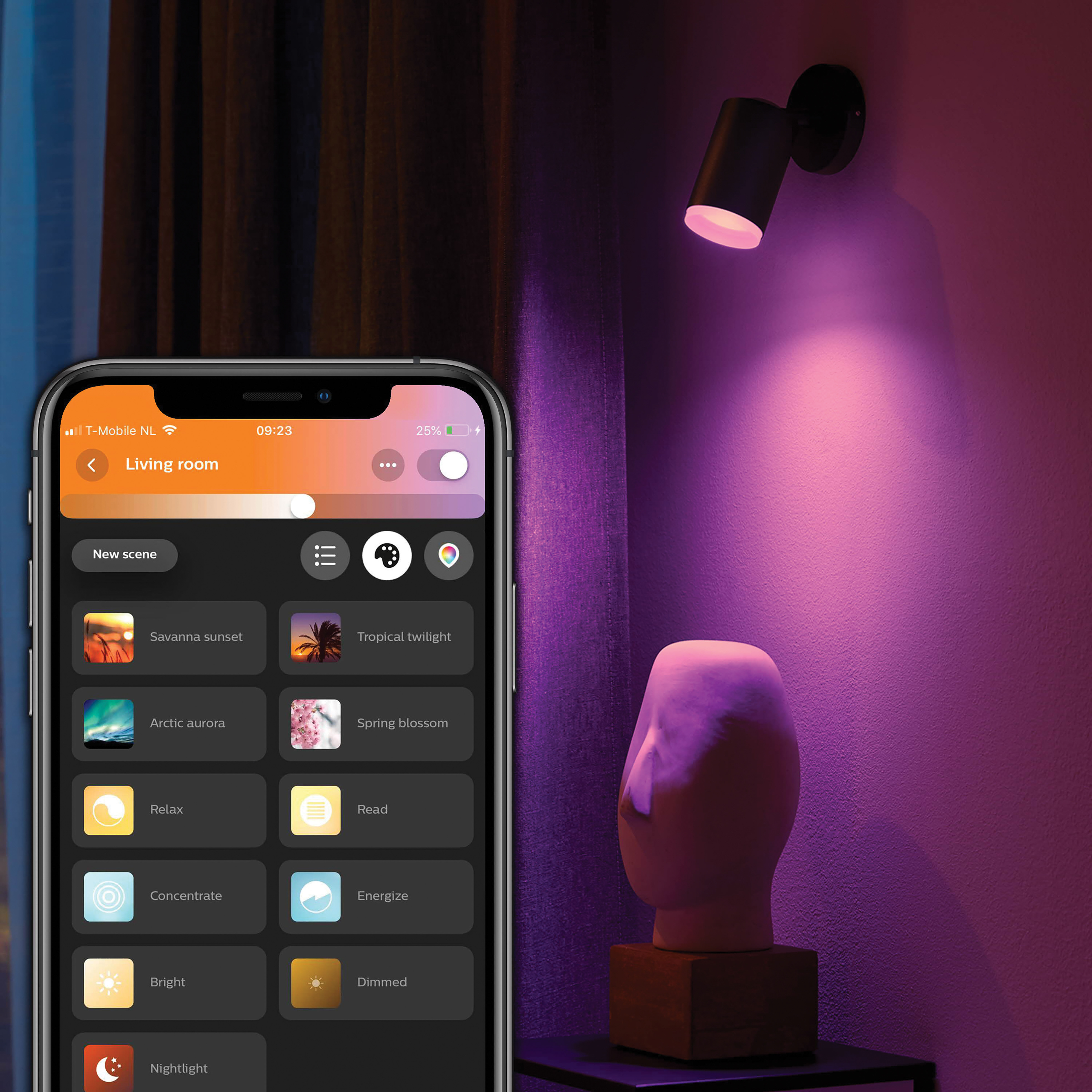 Smartphone-app met verlichtingsbediening, muur en lamp.