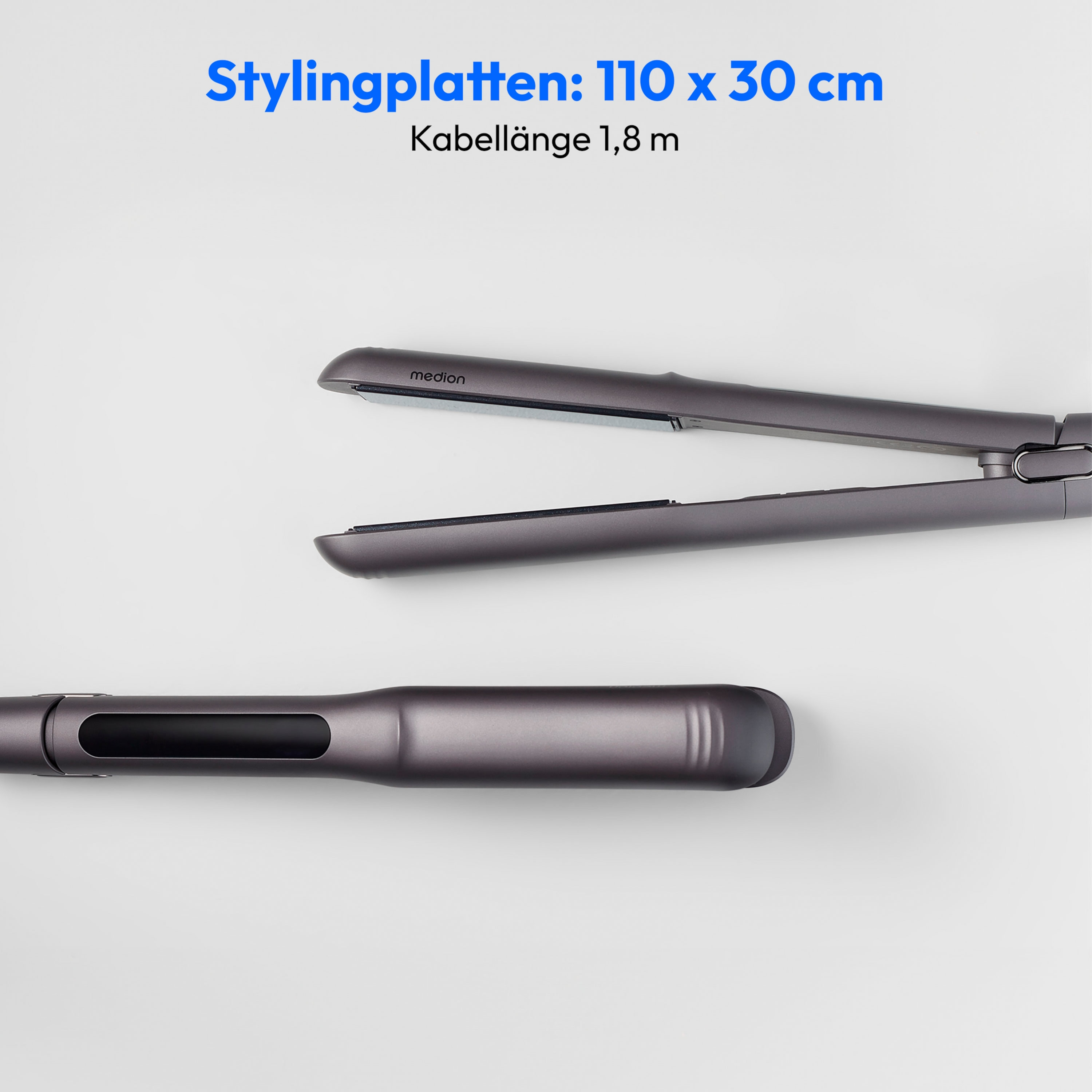 Dwie prostownice do włosów. Jedna otwarta, druga zamknięta. Płytki do stylizacji mają 110x30 cm.