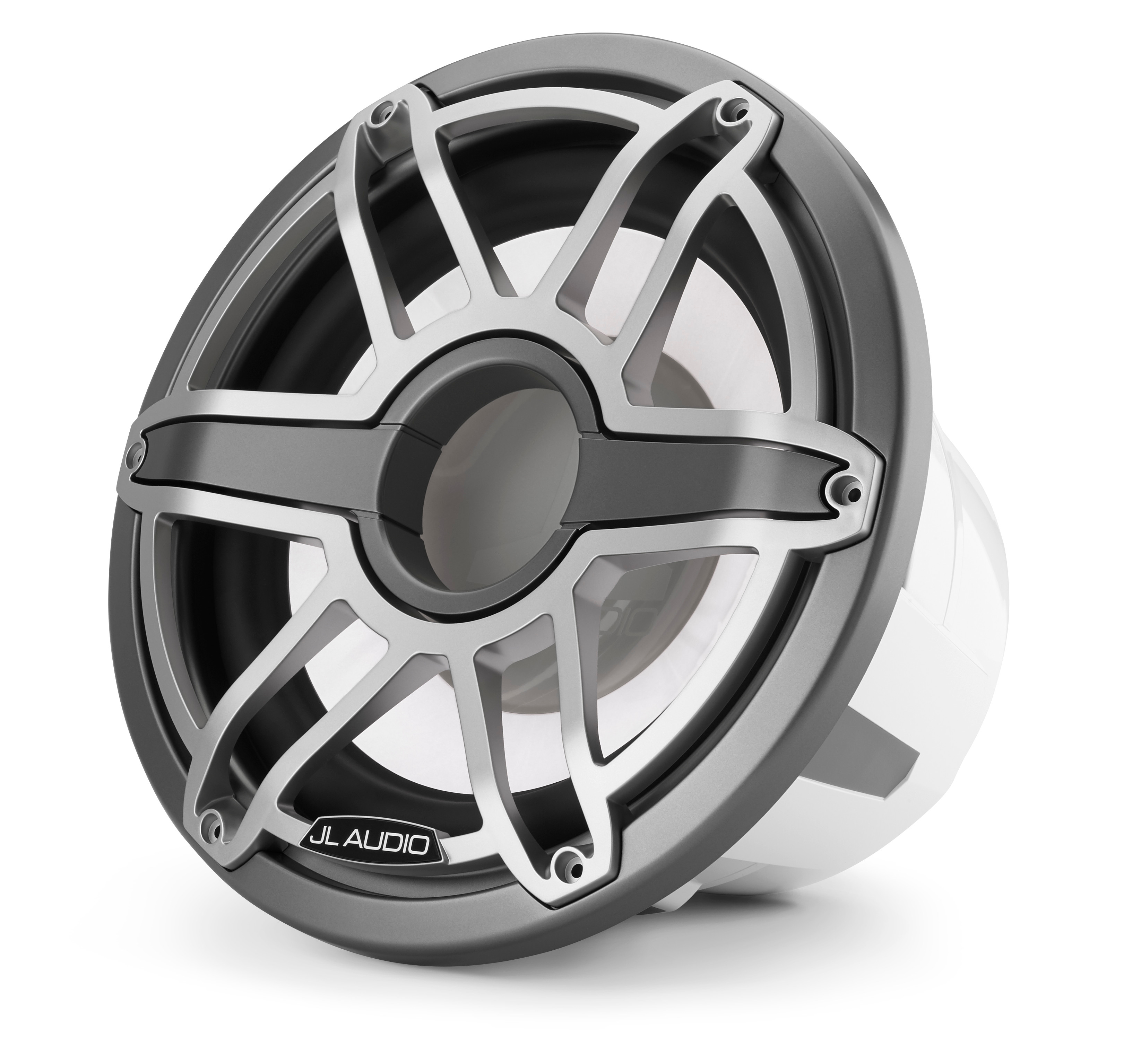 Ein weißer Lautsprecher mit silbernem Gitter und grauem Ring. Das JL Audio Logo ist sichtbar.