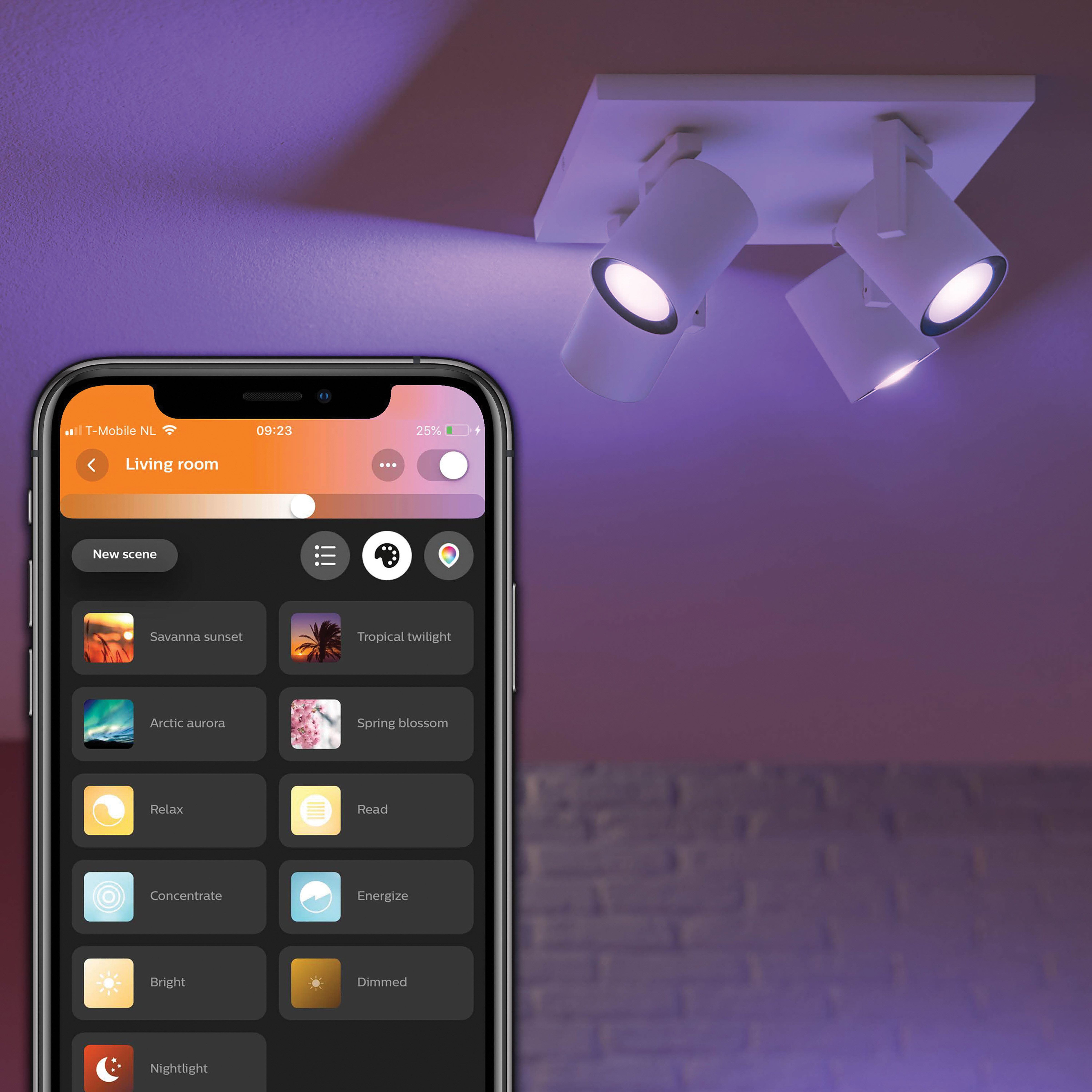 Smartphone met verlichtingsopties, spots en een kamer met paarse verlichting.