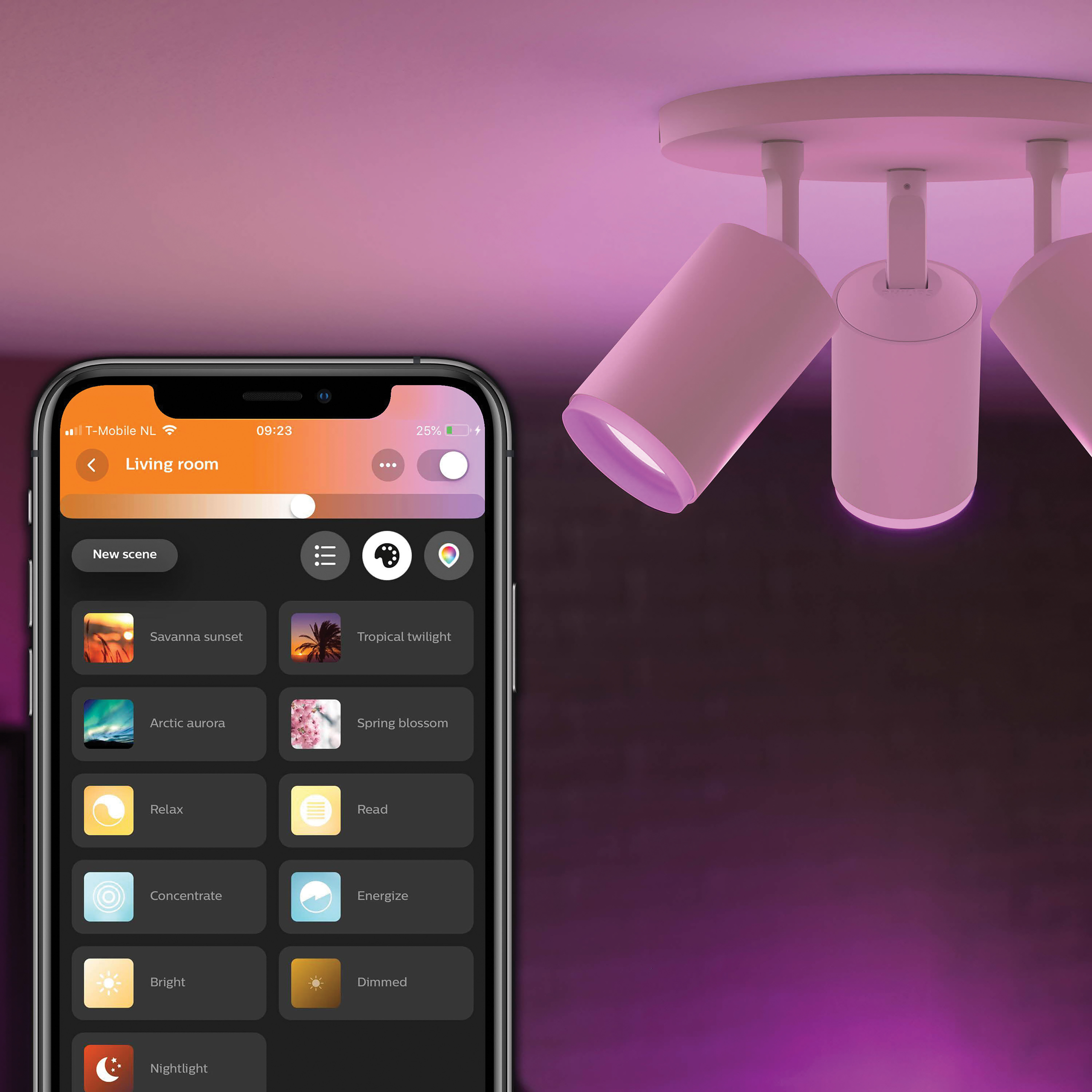 Drie spots en een telefoonscherm met scèneregelingen en lichtinstellingen.