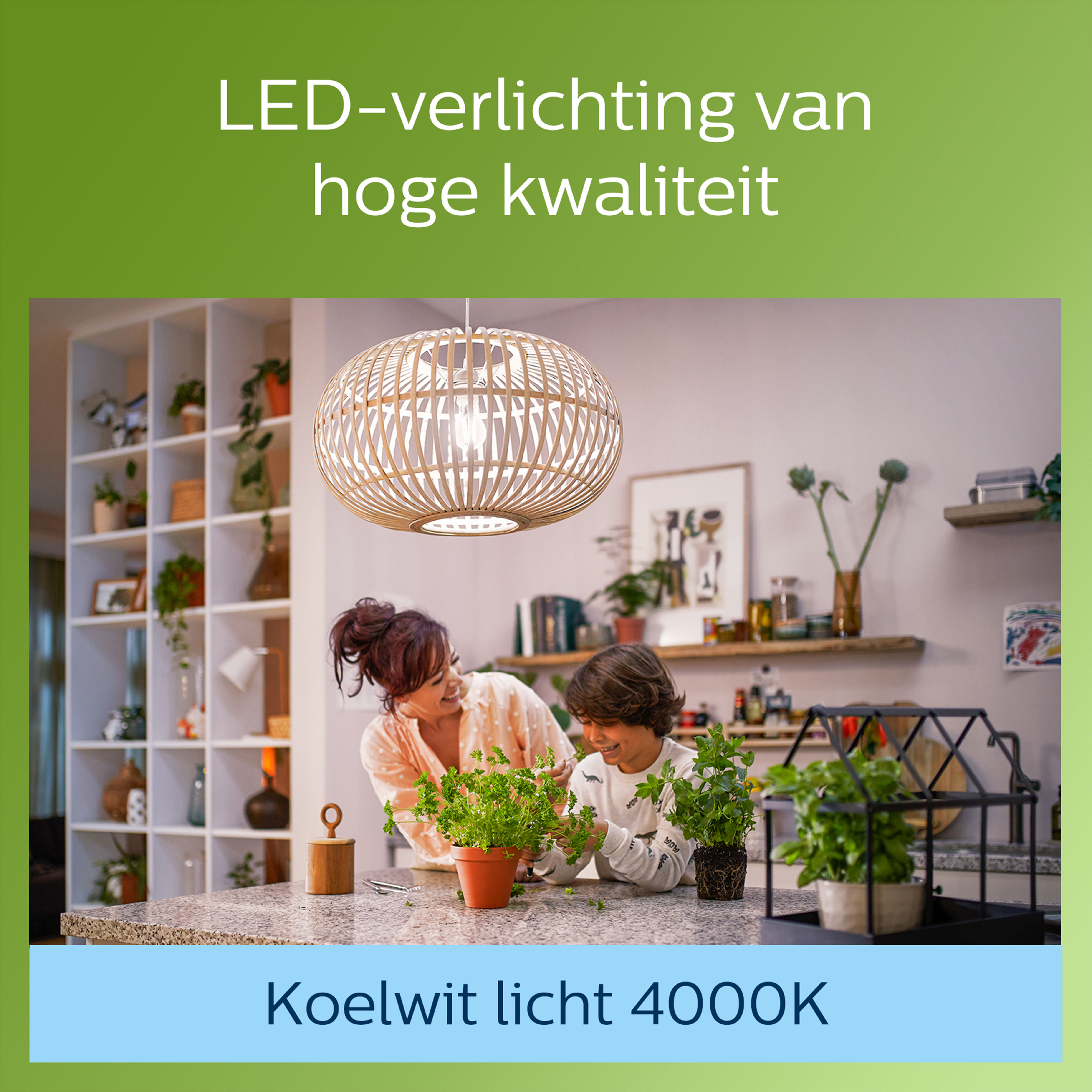 Femme et enfant près d'un comptoir avec des plantes. Un luminaire en osier est suspendu au-dessus.