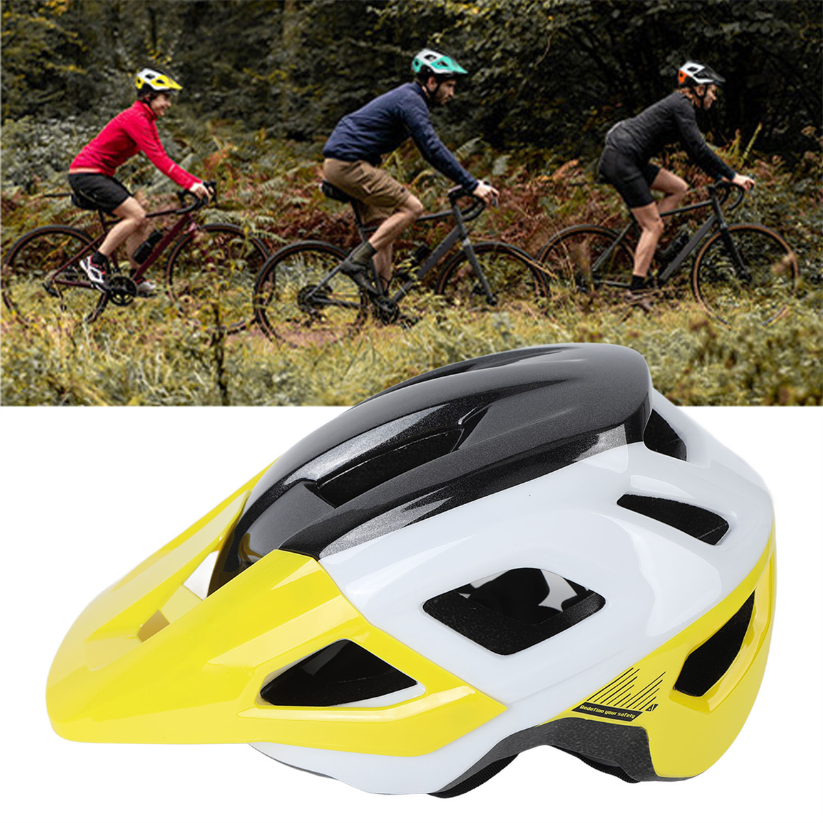 Ein gelber, weißer und schwarzer Fahrradhelm mit verschwommenen Radfahrern im Hintergrund.