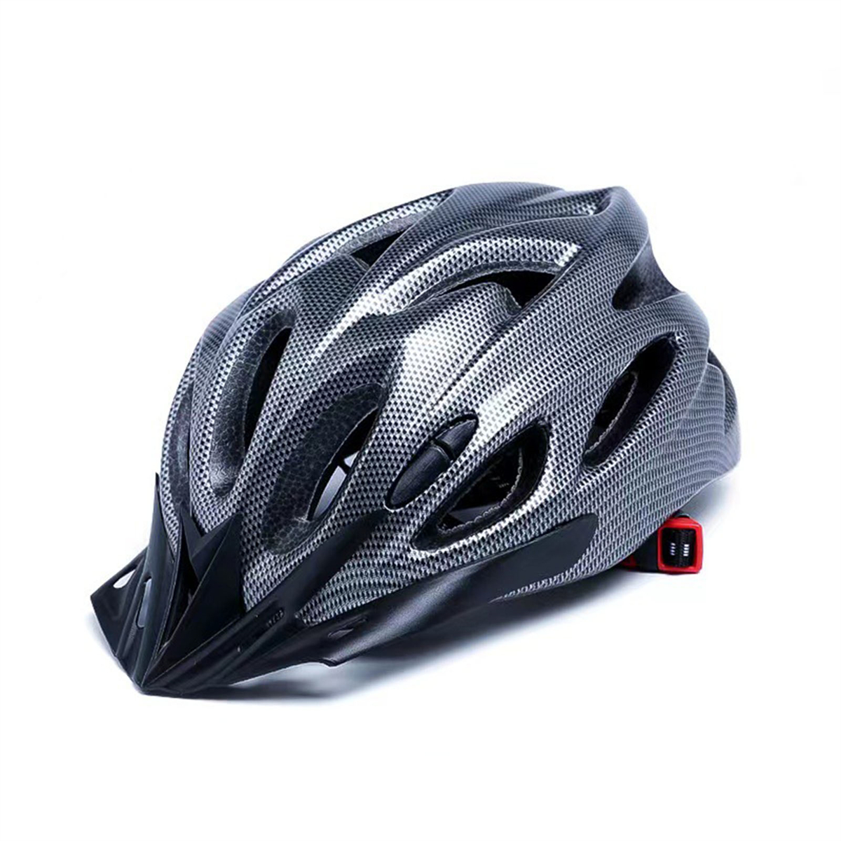 Ein schwarzer und grauer Fahrradhelm mit Belüftungsöffnungen, einem Visier und einem roten Verstellrad auf weißem Hintergrund.