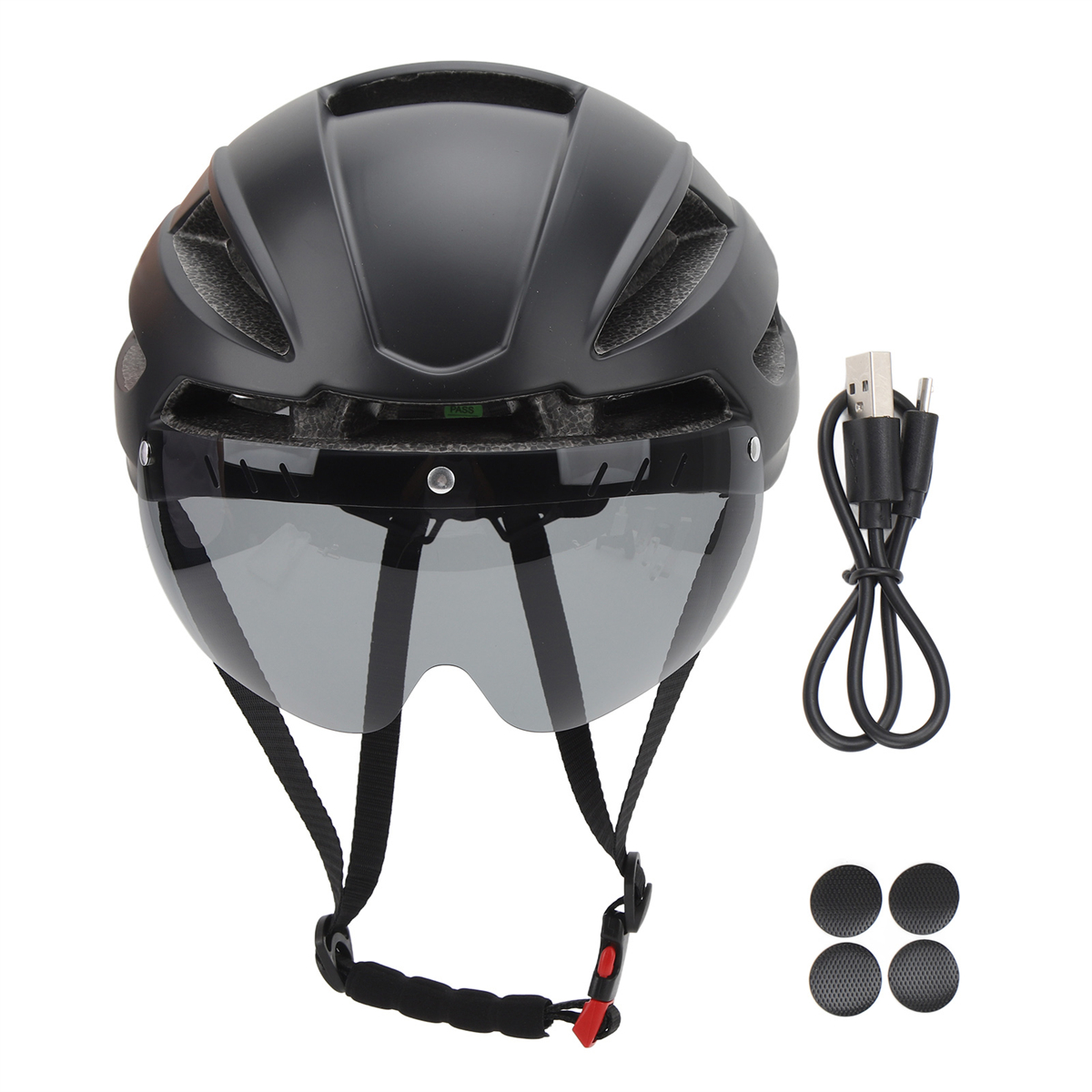Ein schwarzer Fahrradhelm mit Visier und USB-Kabel, zusammen mit vier kleinen kreisförmigen Pads.