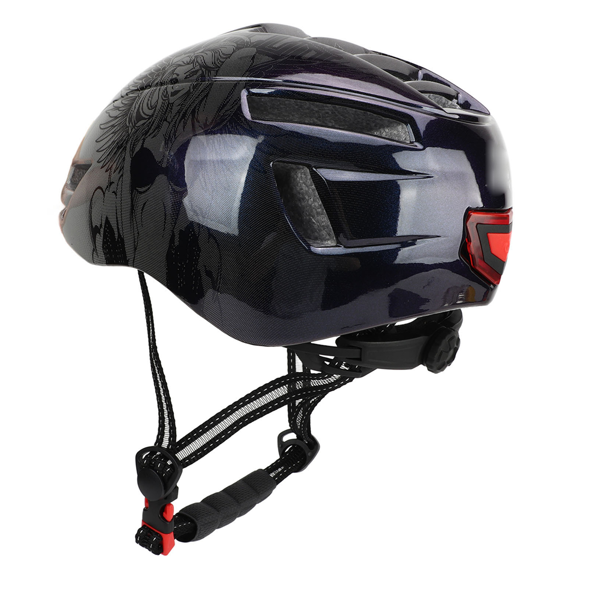 Schwarzer Fahrradhelm mit Design, Riemen und rotem Licht hinten, weißer Hintergrund.