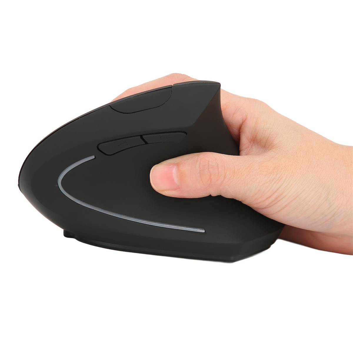 Hand hält eine schwarze, vertikale ergonomische Maus. Weißer Hintergrund, mit zwei Tasten.