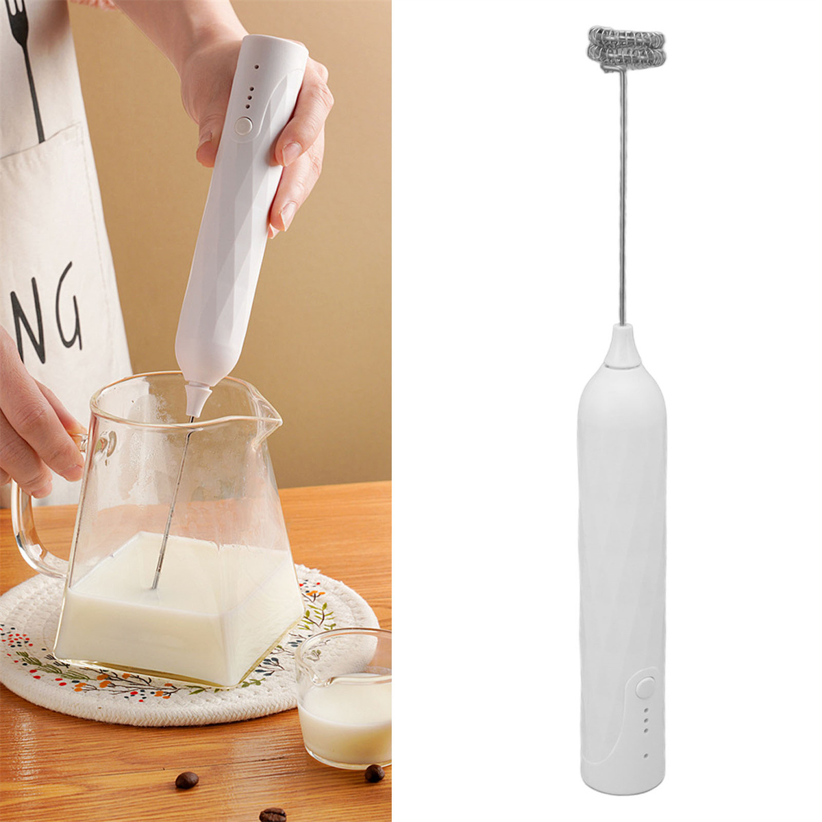 Eine Person, die einen weißen Handmixer in einem Glaskrug verwendet. Ein zweiter Mixer ist vorhanden.