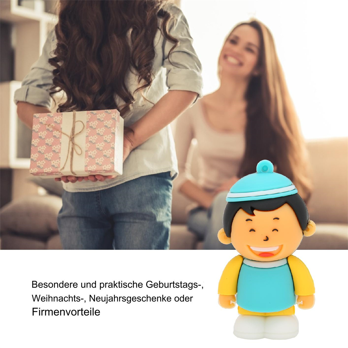 Ein Kind gibt einer lächelnden Frau ein Geschenk, mit Cartoonfigur davor.