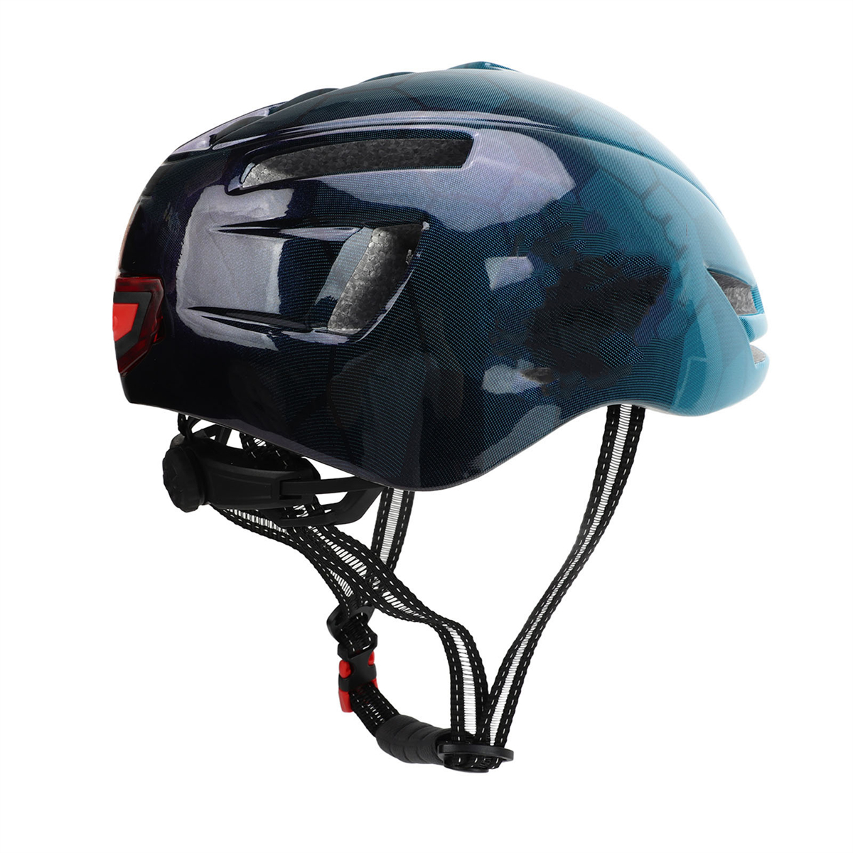 Fahrradhelm, blaues und dunkles Muster. Hat ein rotes Licht hinten und schwarze Riemen. Weißer Hintergrund.