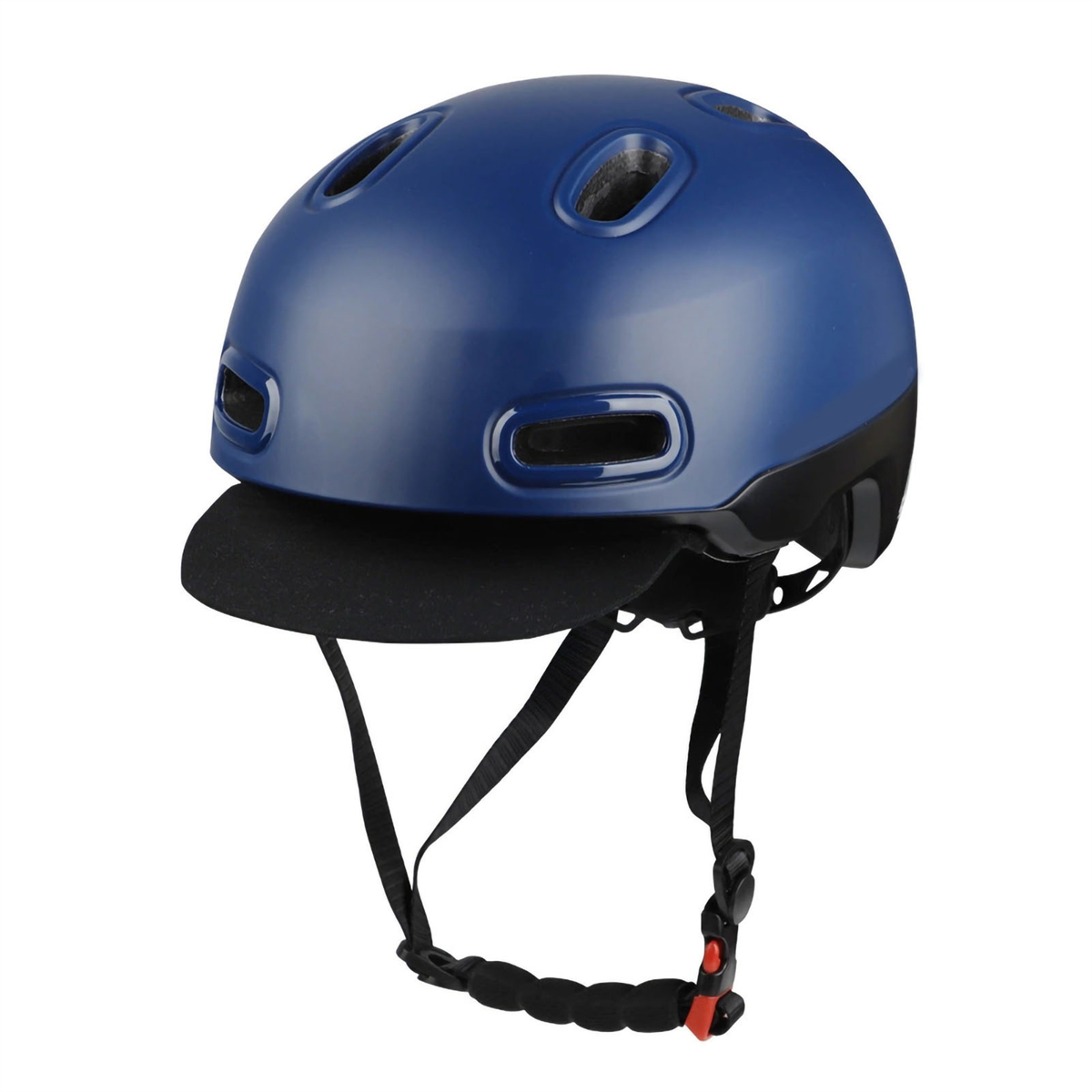 Blauer Fahrradhelm mit Visier, schwarzen Riemen und roter Schnalle. Weißer Hintergrund.
