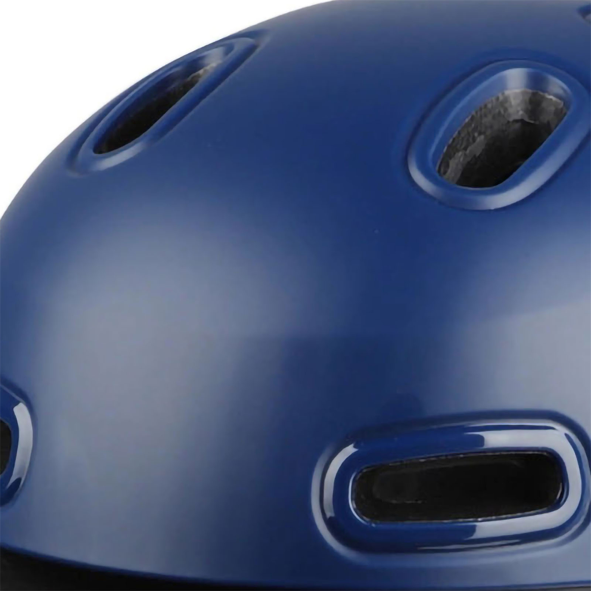 Blauer Fahrradhelm mit Belüftungslöchern, Nahaufnahme.