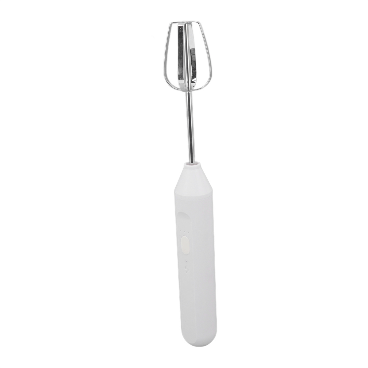 Ein weißer Handmixer mit einem Schneebesen-Aufsatz aus Chrom. Es ist vor einem weißen Hintergrund.