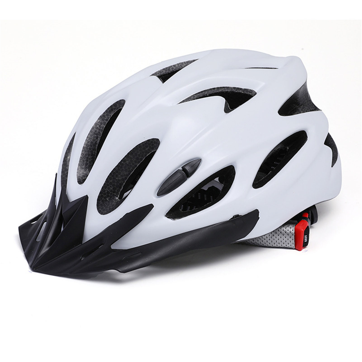Weißer Fahrradhelm mit Belüftungsschlitzen und schwarzem Visier, auf weißem Hintergrund.