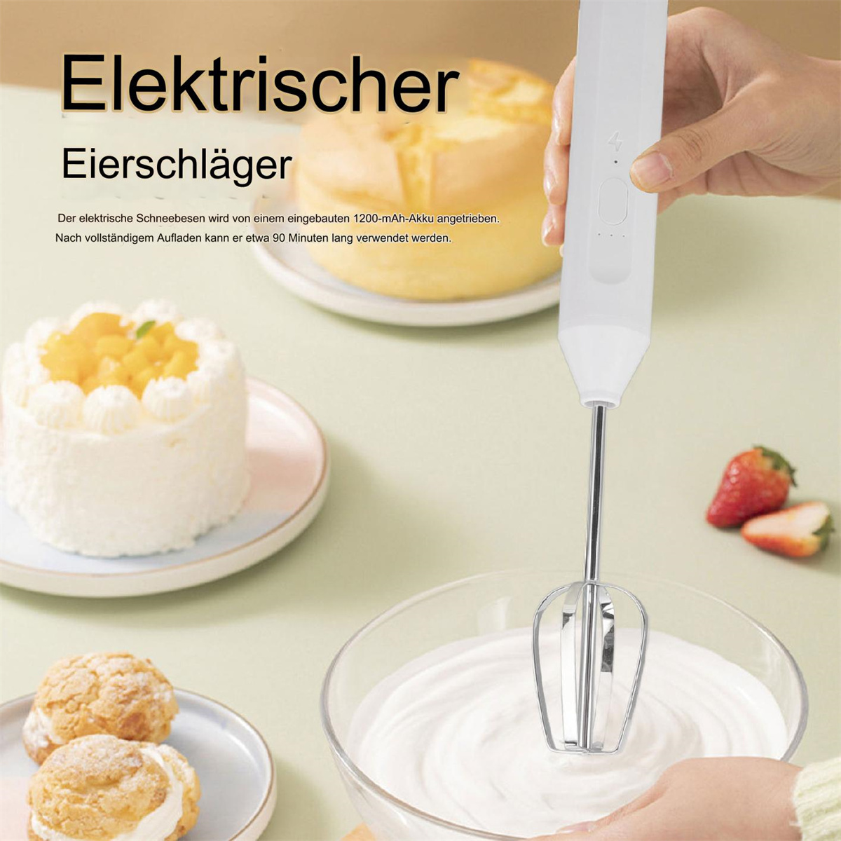 Weißer elektrischer Eierschläger, der Sahne in einer Schüssel verrührt. Kuchen im Hintergrund.