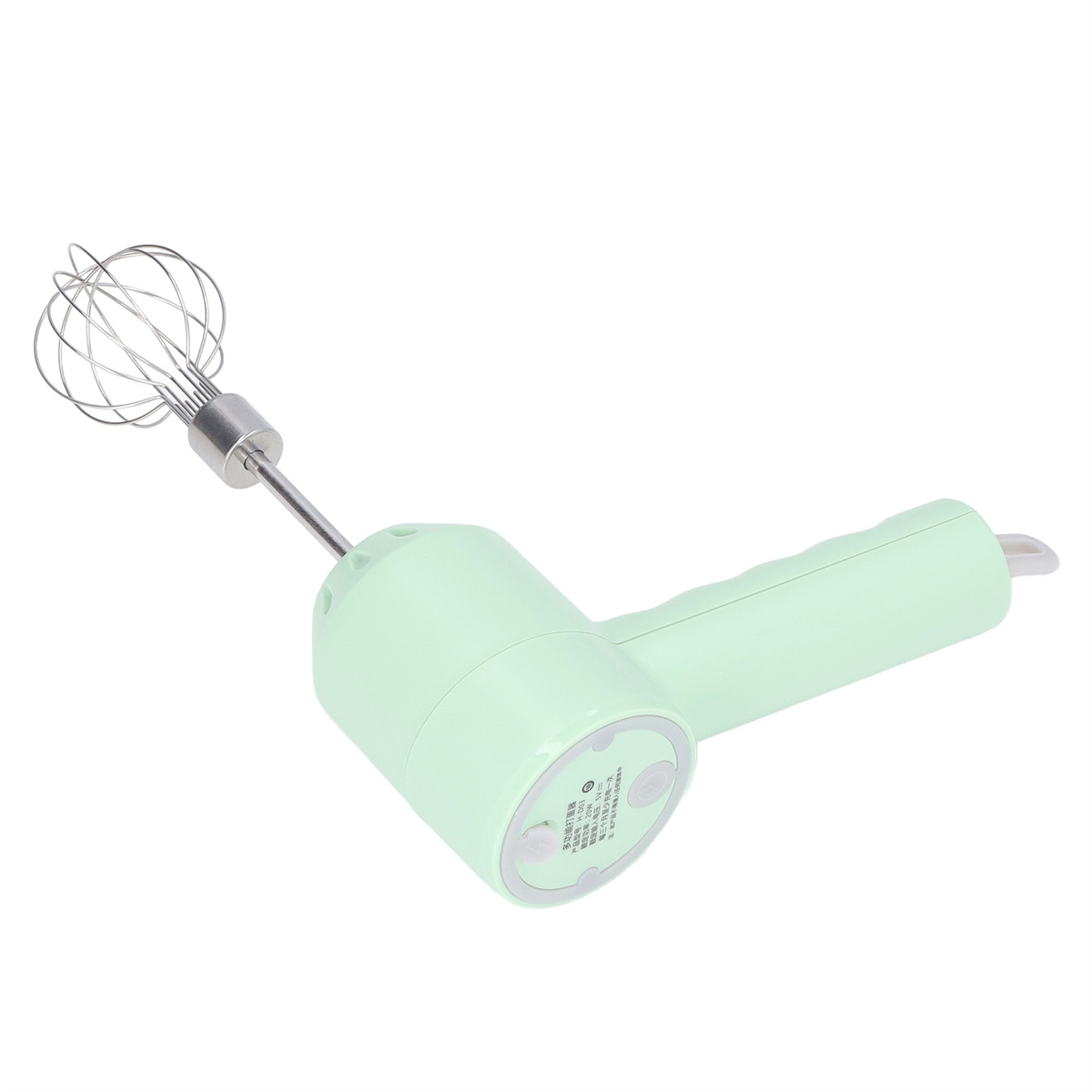 Ein grüner Handmixer mit Schneebesenaufsatz auf weißem Hintergrund.