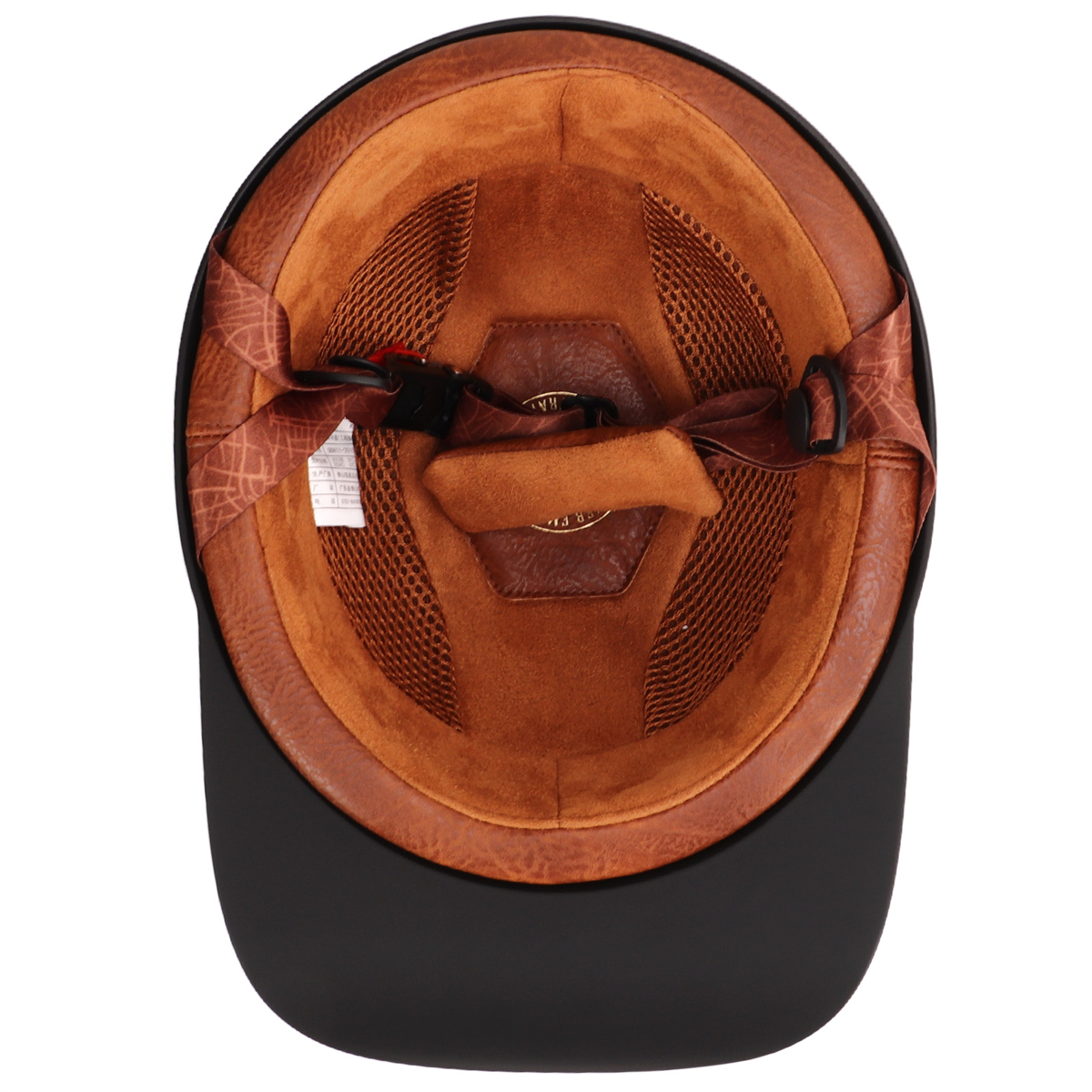 Ein offener Helm mit schwarzer Außenseite und braunem, gepolstertem Innenraum. Es gibt einen Riemen und eine Schnalle.