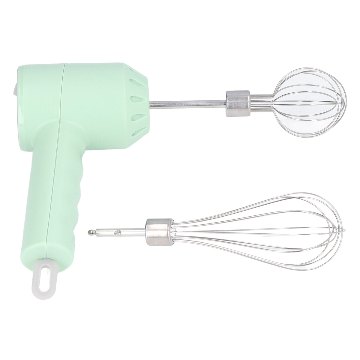 Ein grüner Handmixer mit zwei Aufsätzen: Schneebesen und Schläger. Weißer Hintergrund.