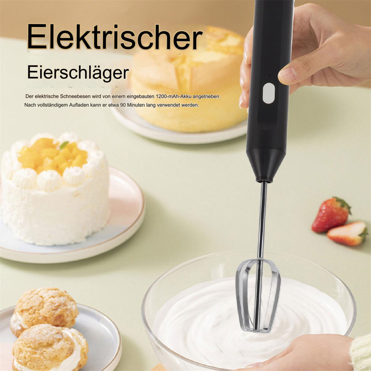 Ein elektrischer Handmixer mit einem weißen Kuchen, Sahne, Erdbeeren und weiteren Zutaten im Hintergrund.