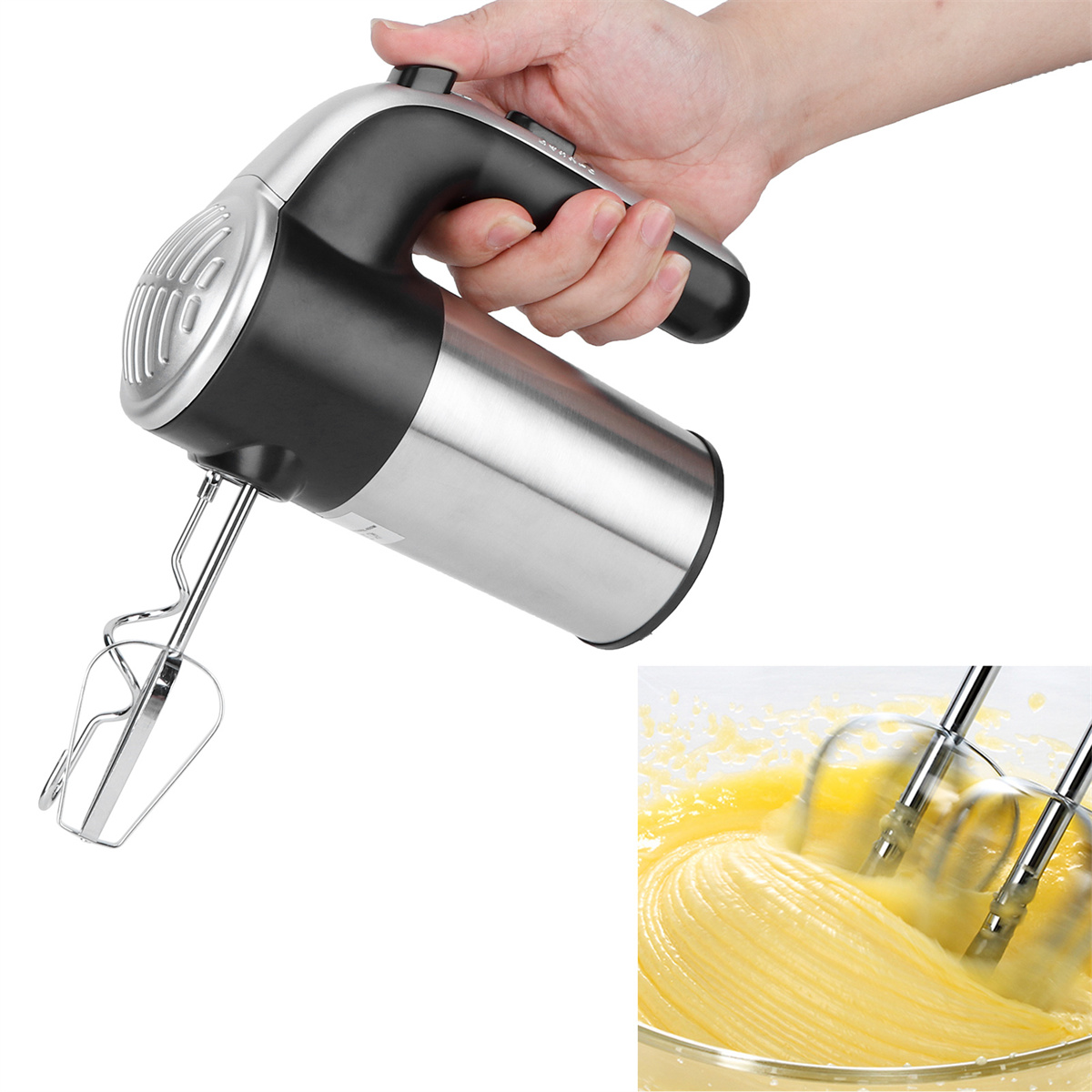 Hand hält elektrischen Mixer. Silbernes und schwarzes Gehäuse. Die Schüssel hat gelben Teig.