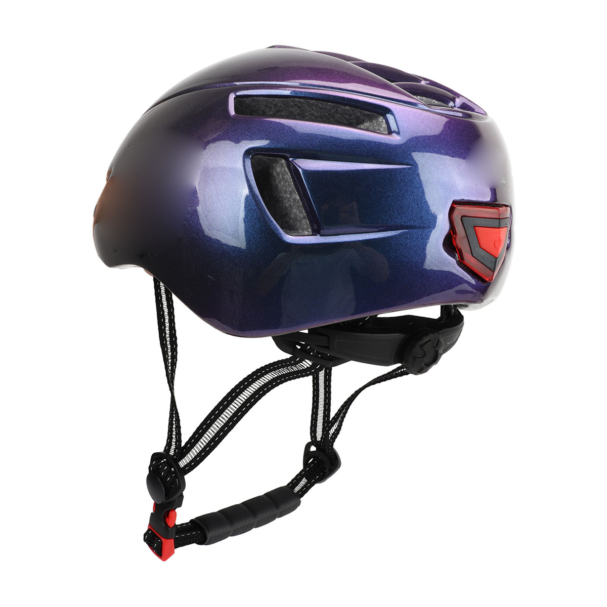 Ein glänzender, irisierender lila und blauer Fahrradhelm mit rotem Rücklicht. Der Helm hat Riemen.