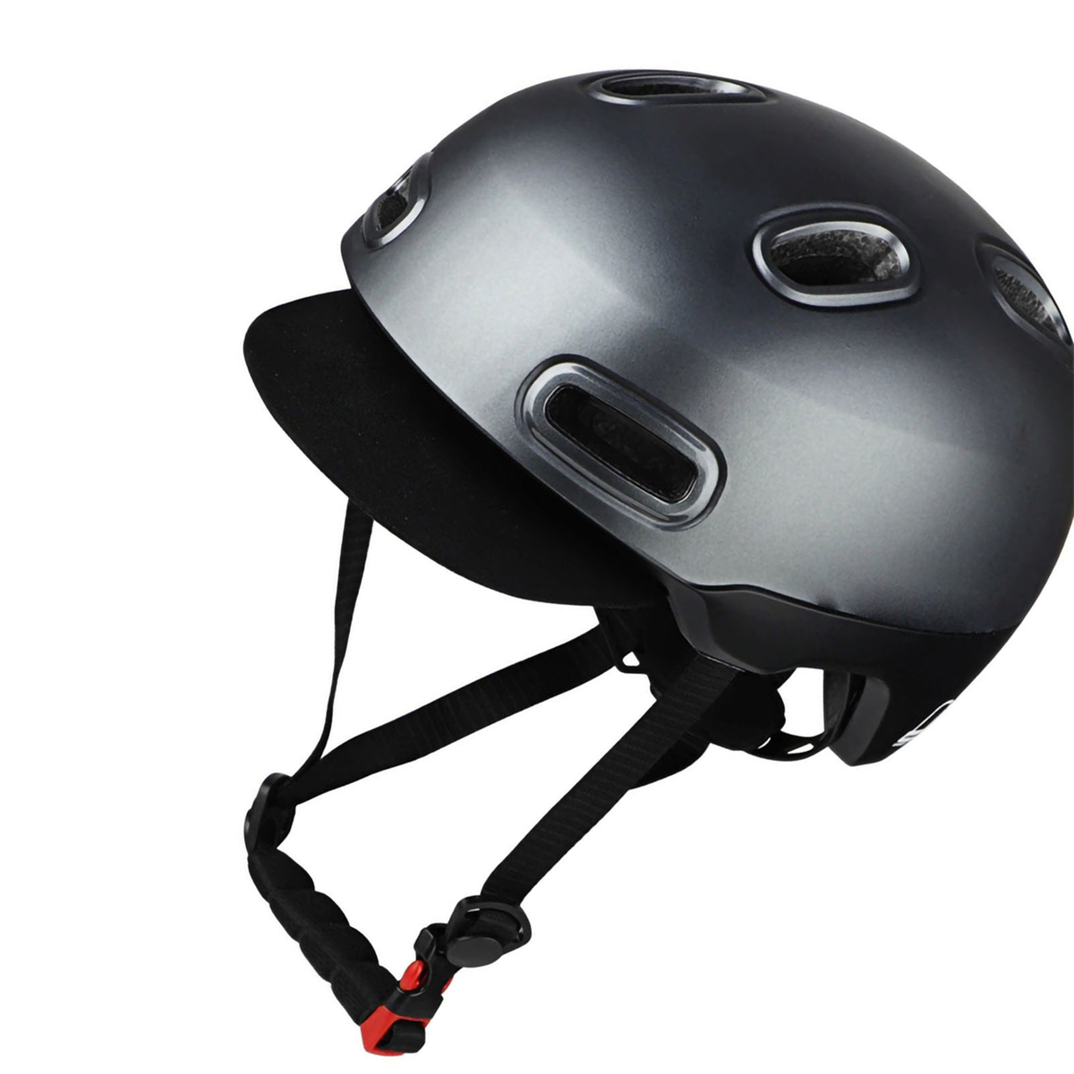 Grauer Helm mit schwarzem Visier und Riemen. Er ist vor einem weißen Hintergrund.