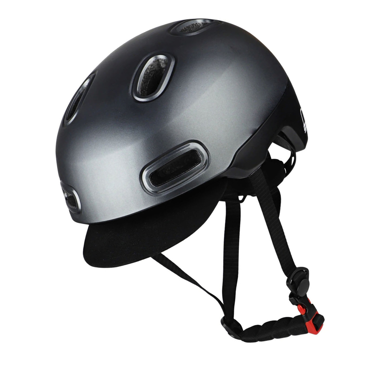 Ein dunkelgrauer Fahrradhelm mit Visier. Der Helm hat Belüftungsöffnungen und einen schwarzen Riemen mit rotem Verschluss.