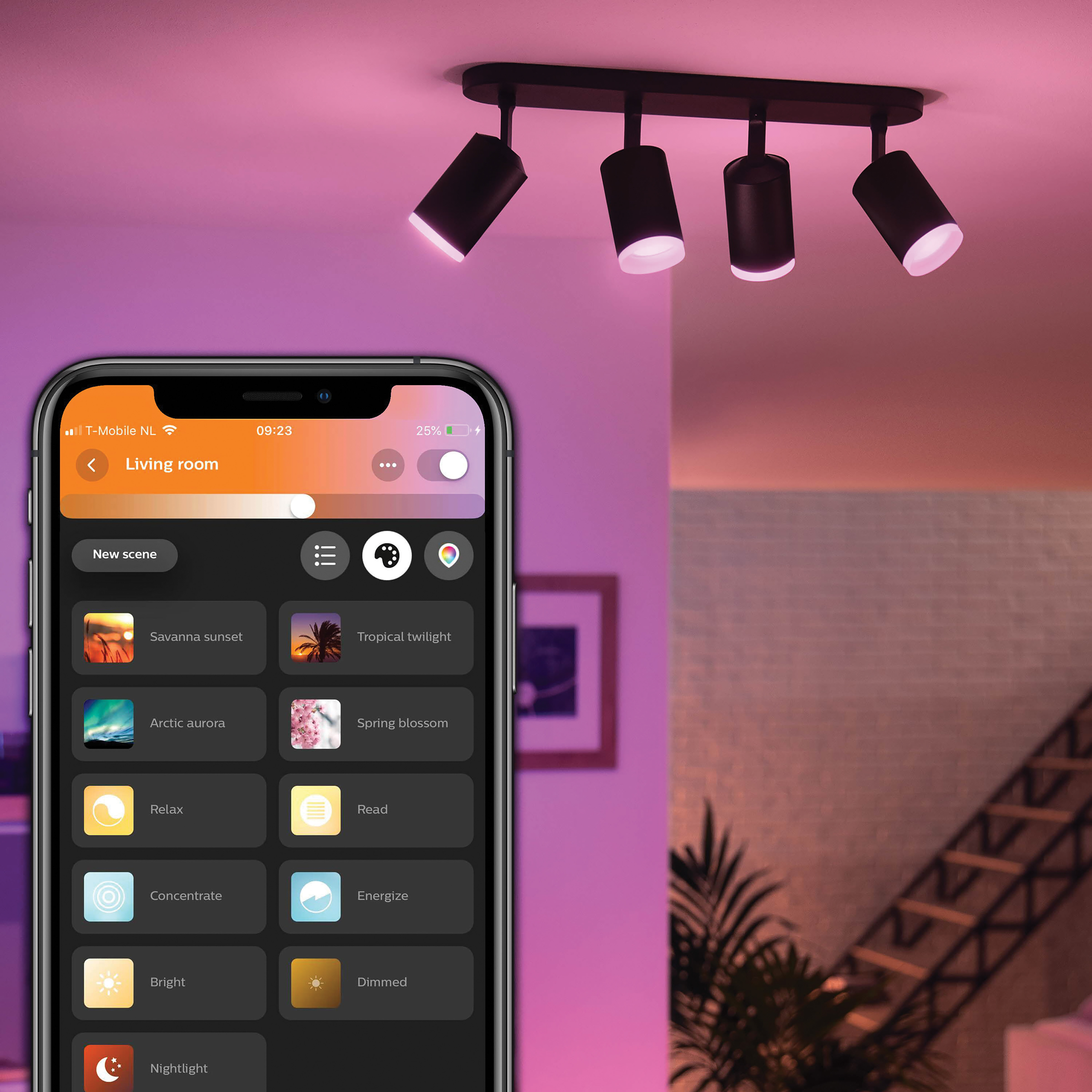 Slimme lampen bediend door een telefoon, met verschillende scènes: Savanne zonsondergang, Arctische aurora, etc.
