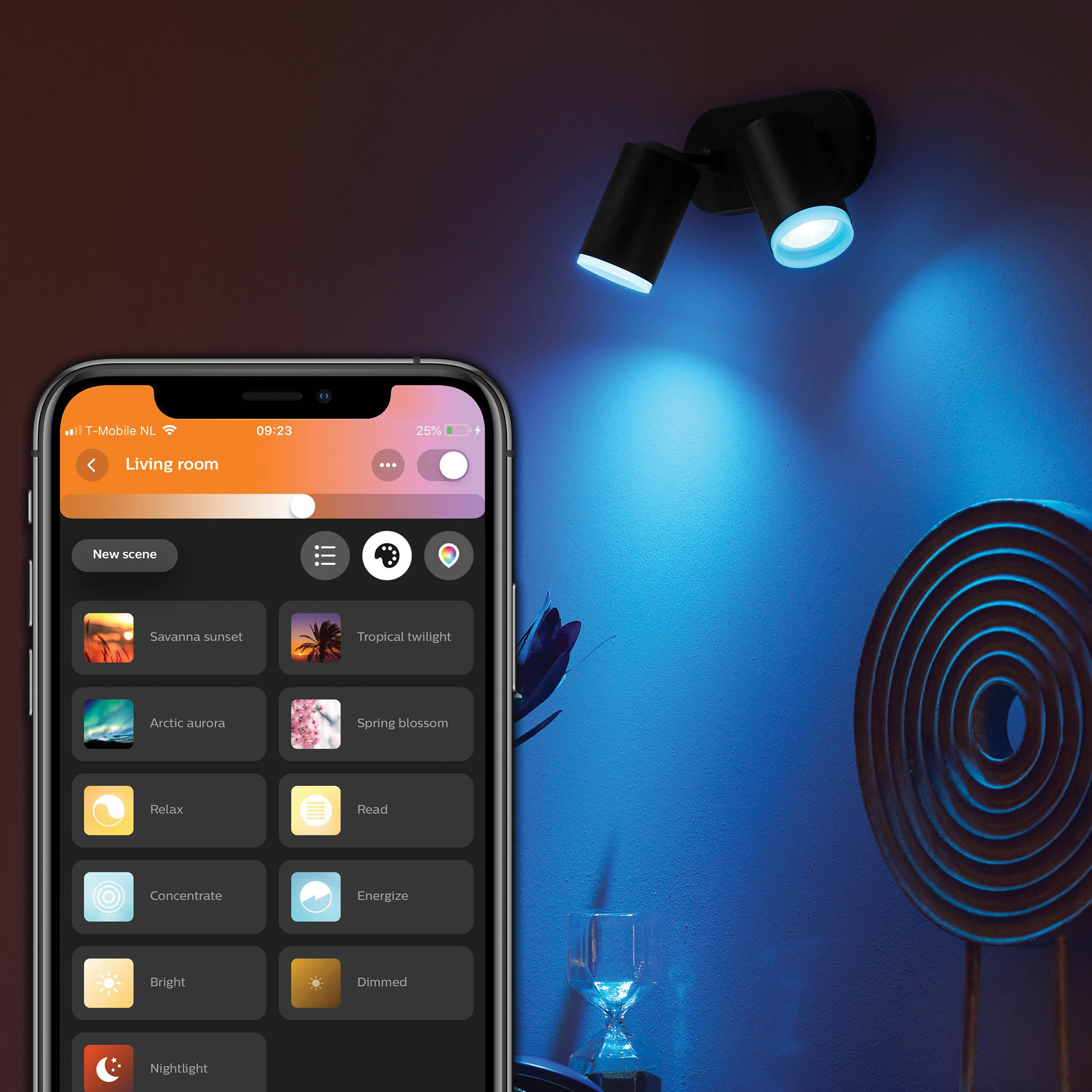 Een persoon die een telefoon gebruikt met een slimme verlichtingsapp, met een muur met lampen.