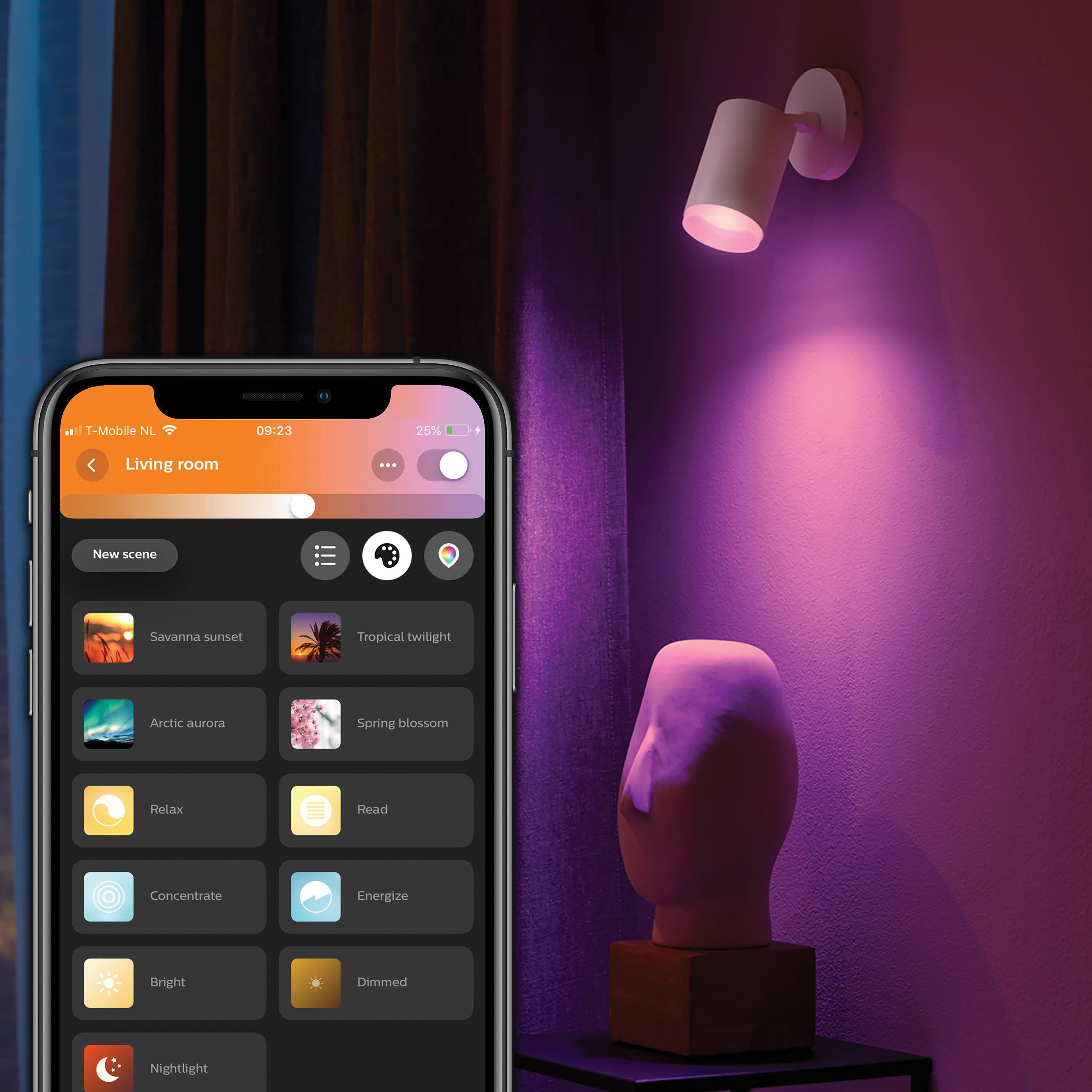 Een slimme lichtopstelling met een telefoon die een wandlamp bedient. De kamer is paars verlicht.