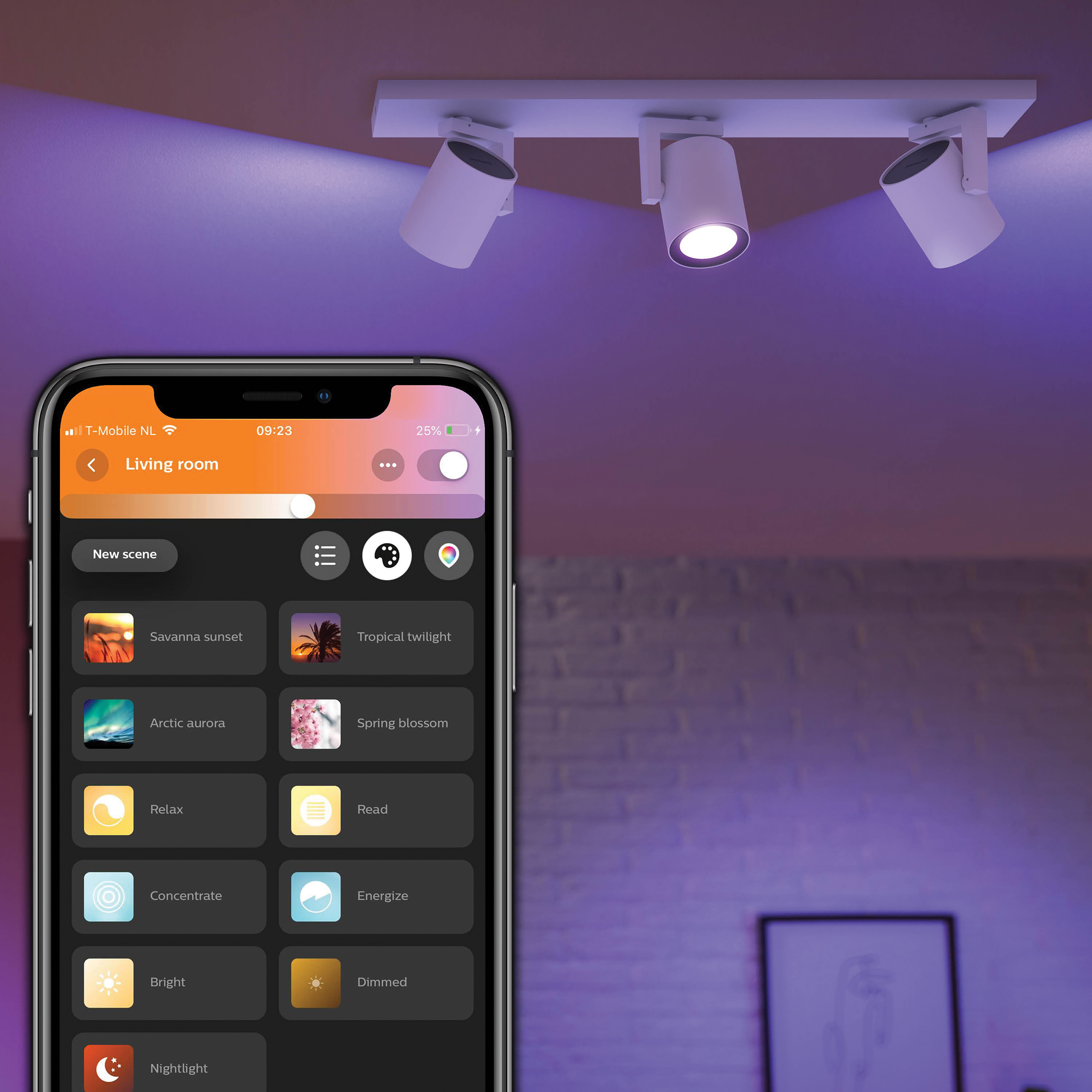Een telefoon met een slimme verlichtingsapp en een trackverlichtingssysteem op de achtergrond.