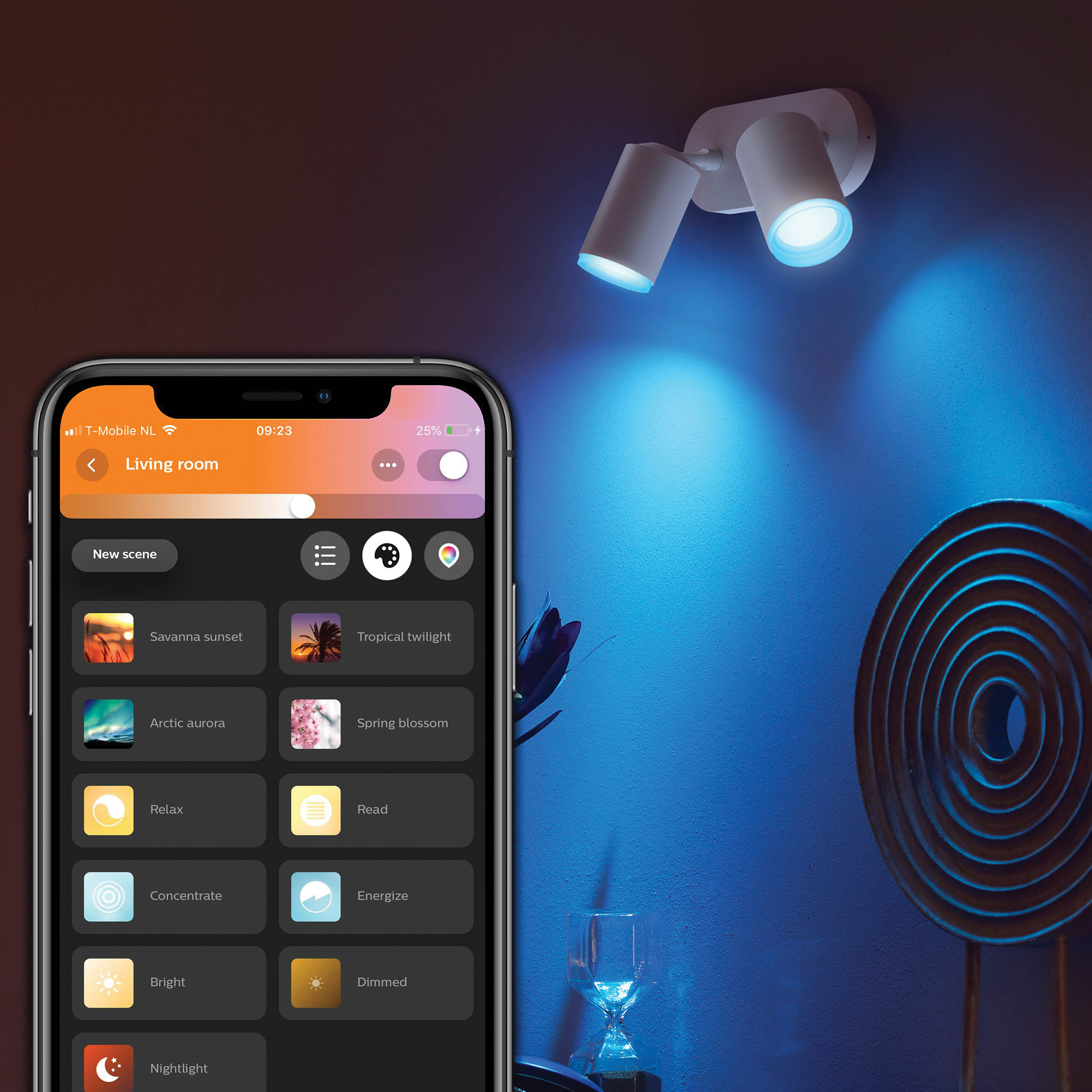 Een smartphone-app toont smart home verlichtingsopties met een spot op een muur.