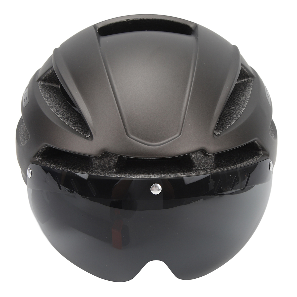 Dunkelgrauer Fahrradhelm mit Visier, auf weißem Hintergrund.
