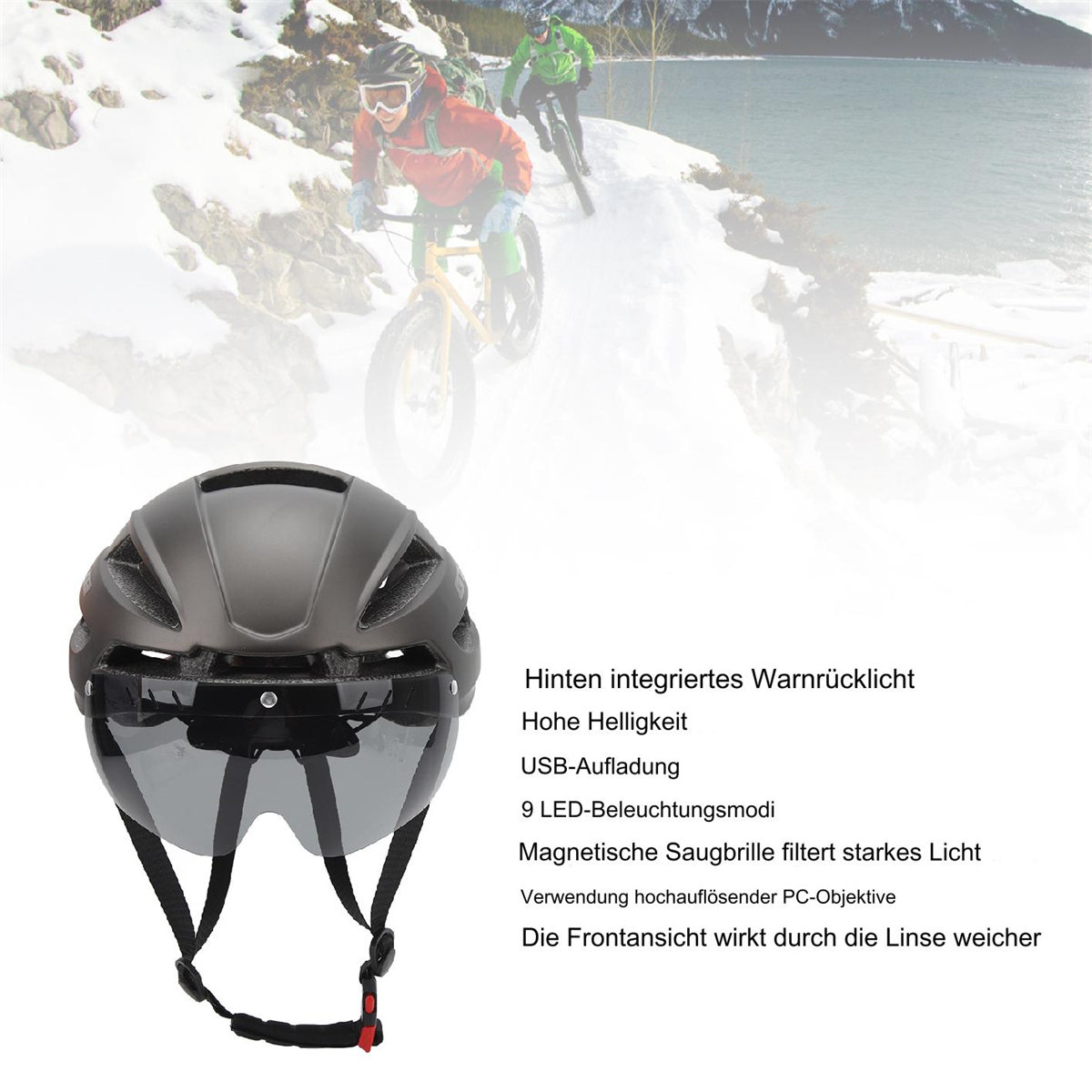 Grauer Fahrradhelm mit Visier. Zwei Radfahrer auf einem verschneiten Weg im Hintergrund.