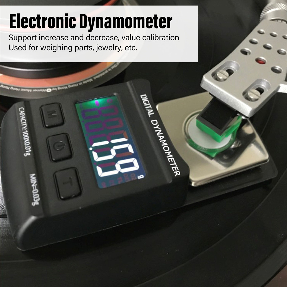 Digitales Dynamometer zeigt ein Gewicht an. Schwarzes Gerät, silberne Oberfläche und Text links.