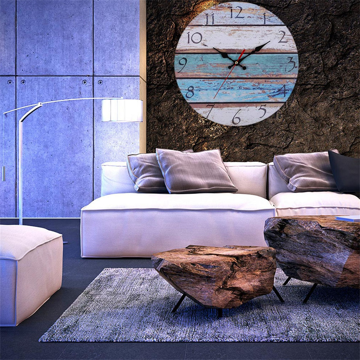 Ein Wohnzimmer mit weißem Sofa, Holztisch und Uhr an der Wand mit Holzbrettern.