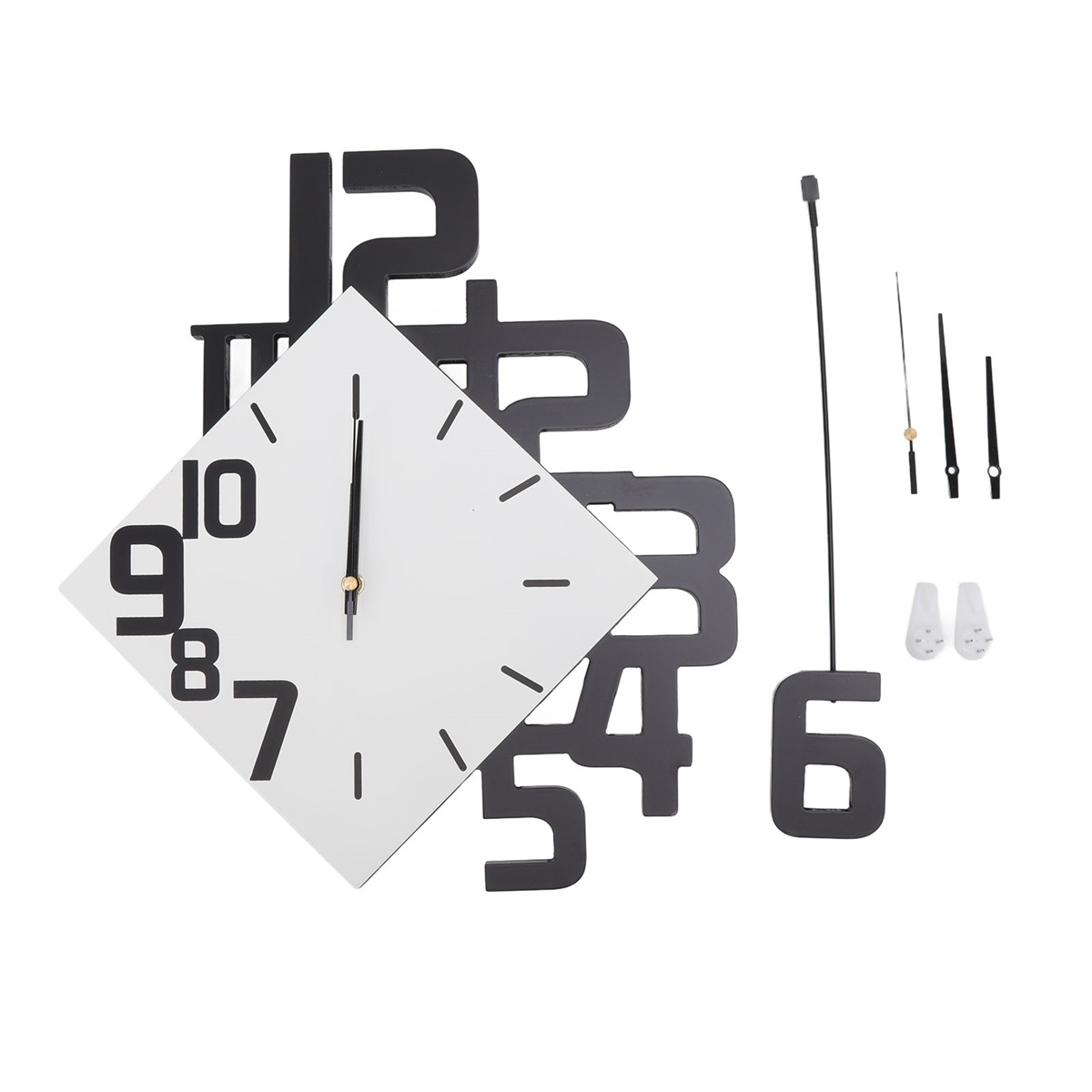 Eine Wanduhr mit großen Zahlen und schwarzen Zeigern. Die Zahlen sind verstreut.