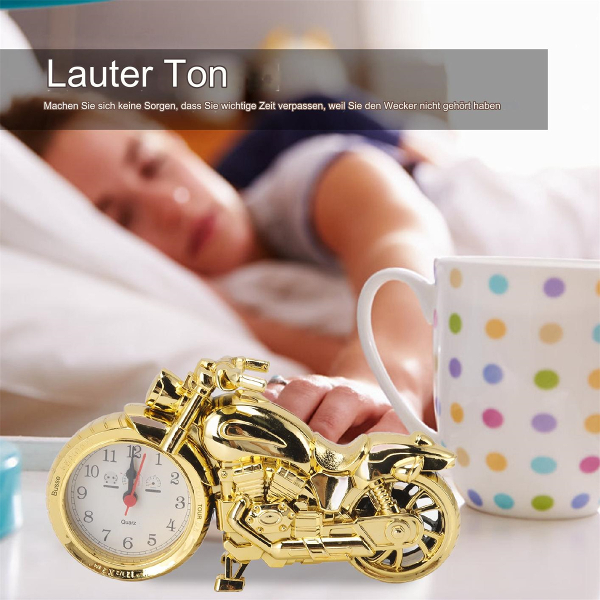 Goldene Motorraduhr auf dem Nachttisch, neben einer Tasse und einer schlafenden Person.