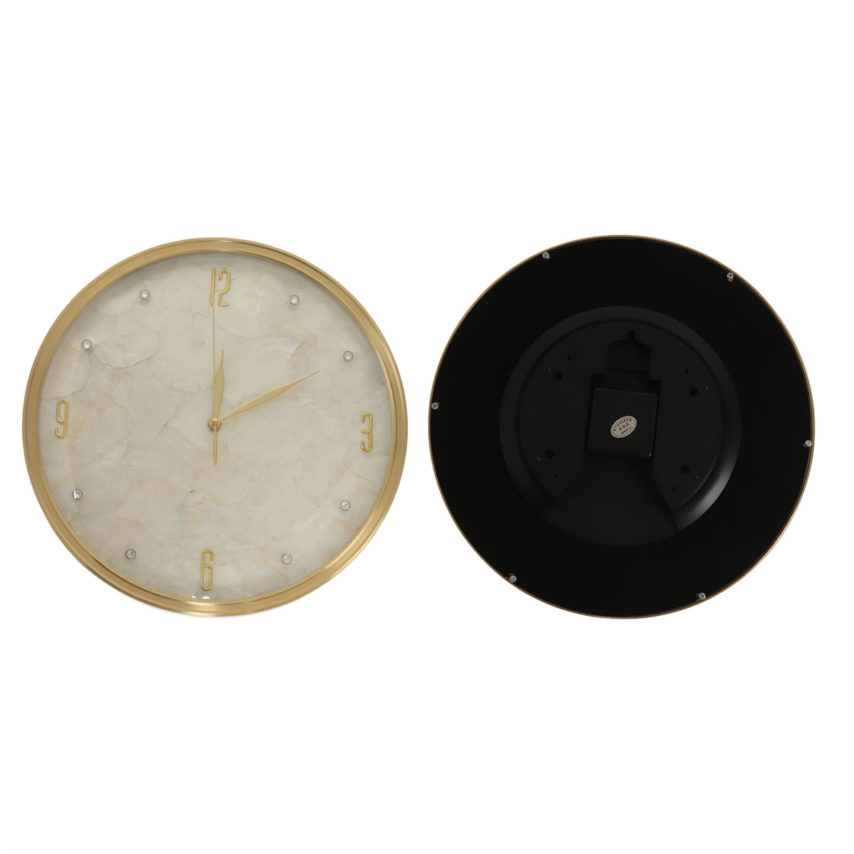 Eine goldgerahmte Uhr mit Perlmuttzifferblatt. Die Rückseite ist schwarz. Die Uhr befindet sich auf weißem Hintergrund.