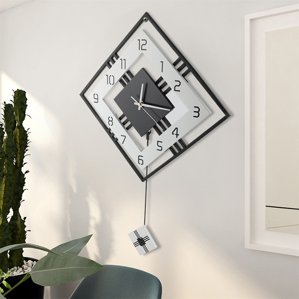 Eine moderne Uhr an einer Wand. Sie hat ein quadratisches Design mit Pendel. Das Zifferblatt ist weiß und schwarz.