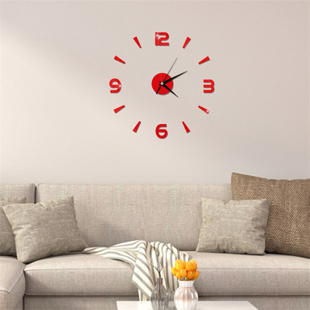 Wanduhr mit roten Zahlen und Zeigern, an einer weißen Wand, über einem Sofa.