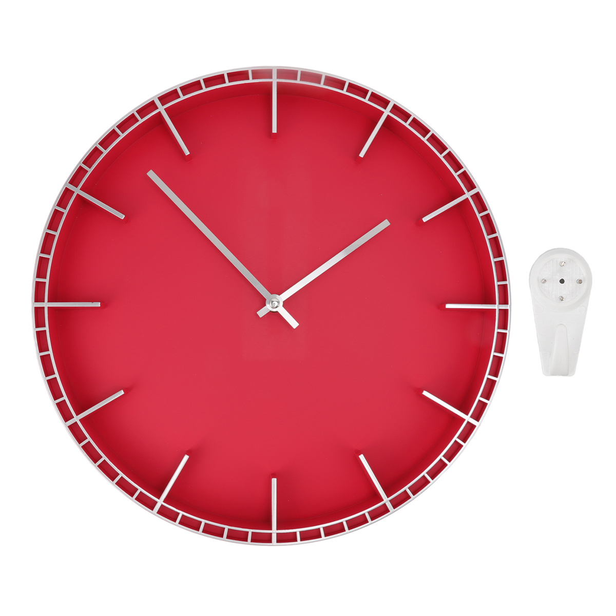 Eine rote Uhr mit weißem Rahmen. Silberne Zeiger und weißer Wandhaken.