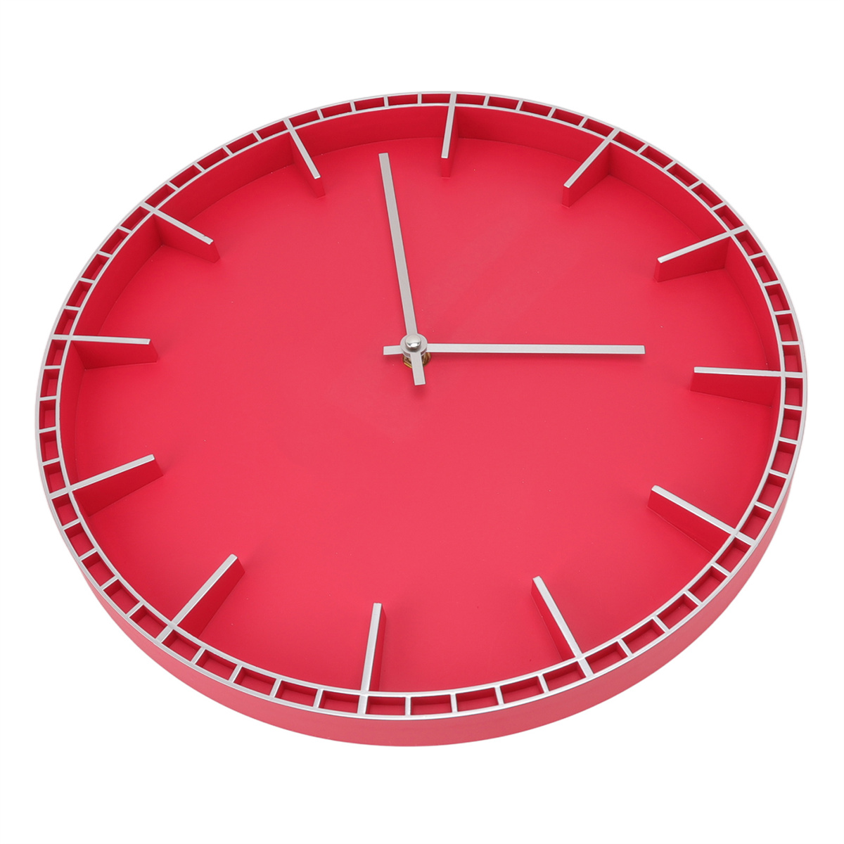 Eine rote Uhr mit silbernem Rahmen und Zeigern. Die Uhrzeit ist 2:15.