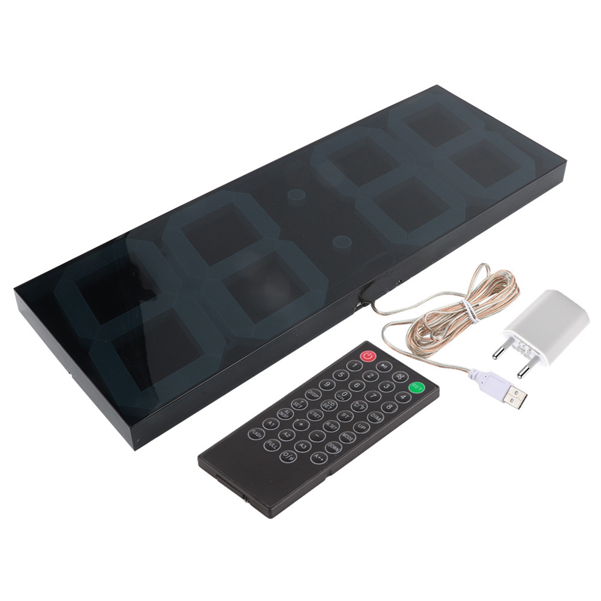 Eine Digitaluhr mit Fernbedienung, Netzteil und USB-Kabel, alles auf weißem Untergrund.