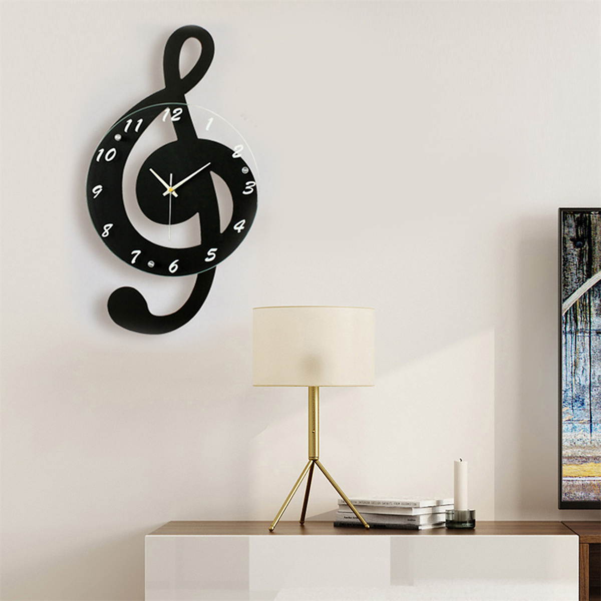 Schwarze Notenschlüssel-förmige Uhr an der Wand. Eine Lampe und ein Schrank im Hintergrund.