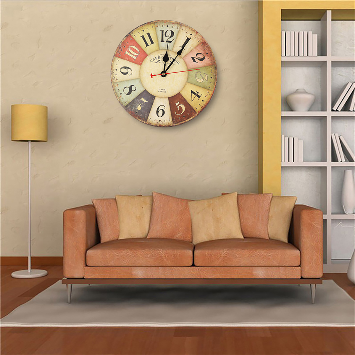 Eine Uhr an einer Wand, mit einem Sofa und einer Lampe im Raum.